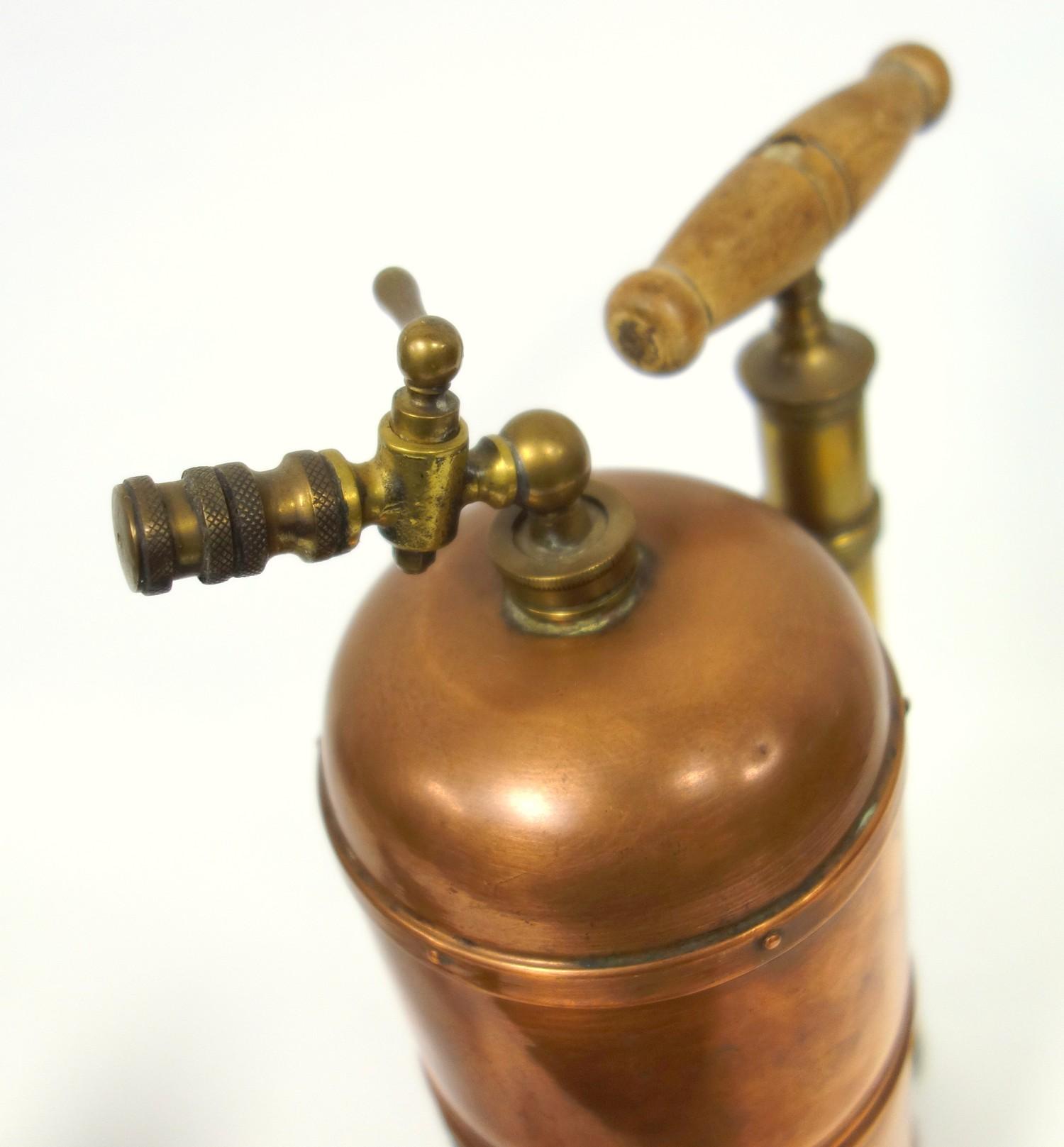 French brass and copper garden spray pump 'Pulverisateur Systeme Muratori', and an old 'Rapide' - Image 2 of 7