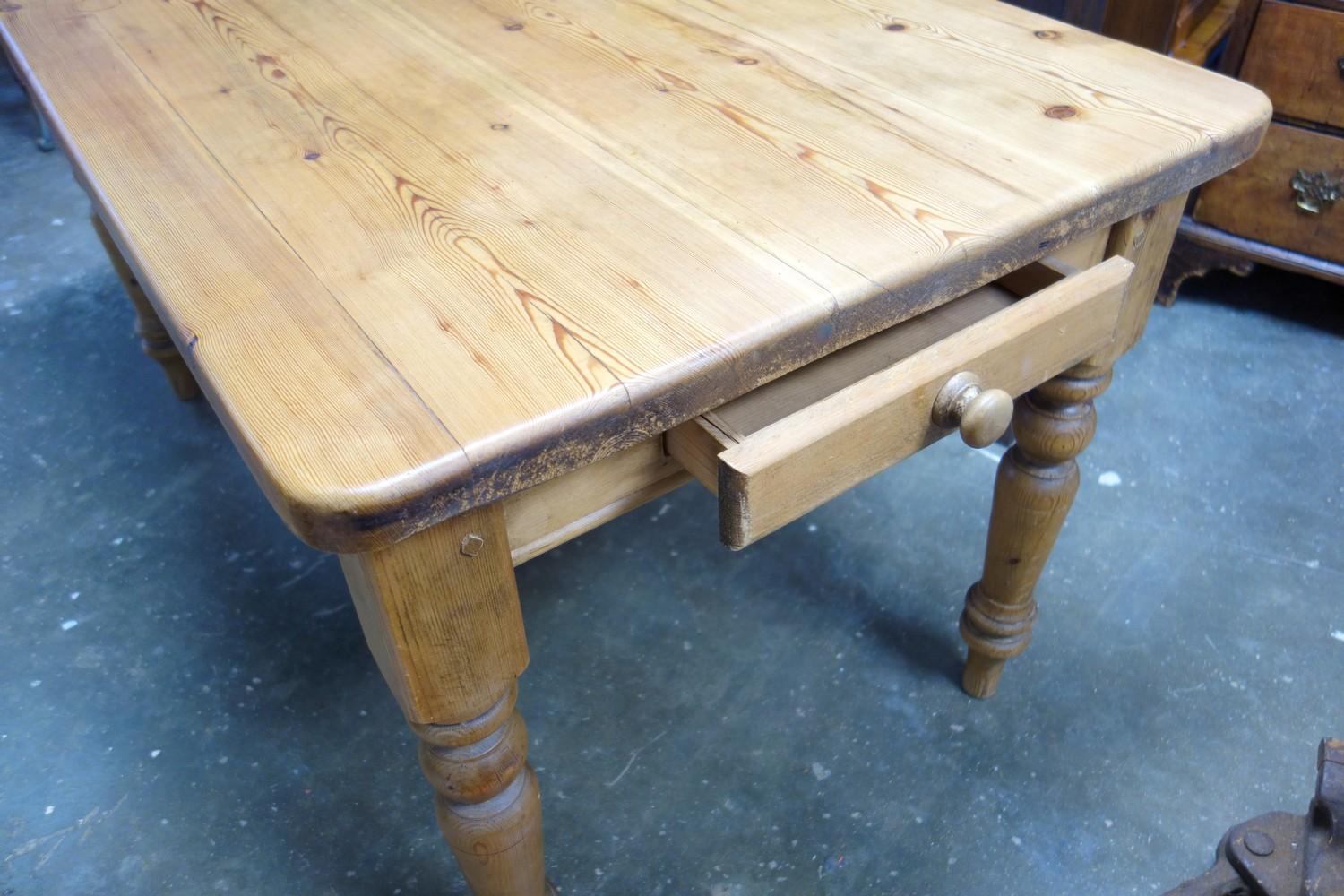 Pine table with single drawer, on turned legs, 151 x 87 cm - Image 2 of 3