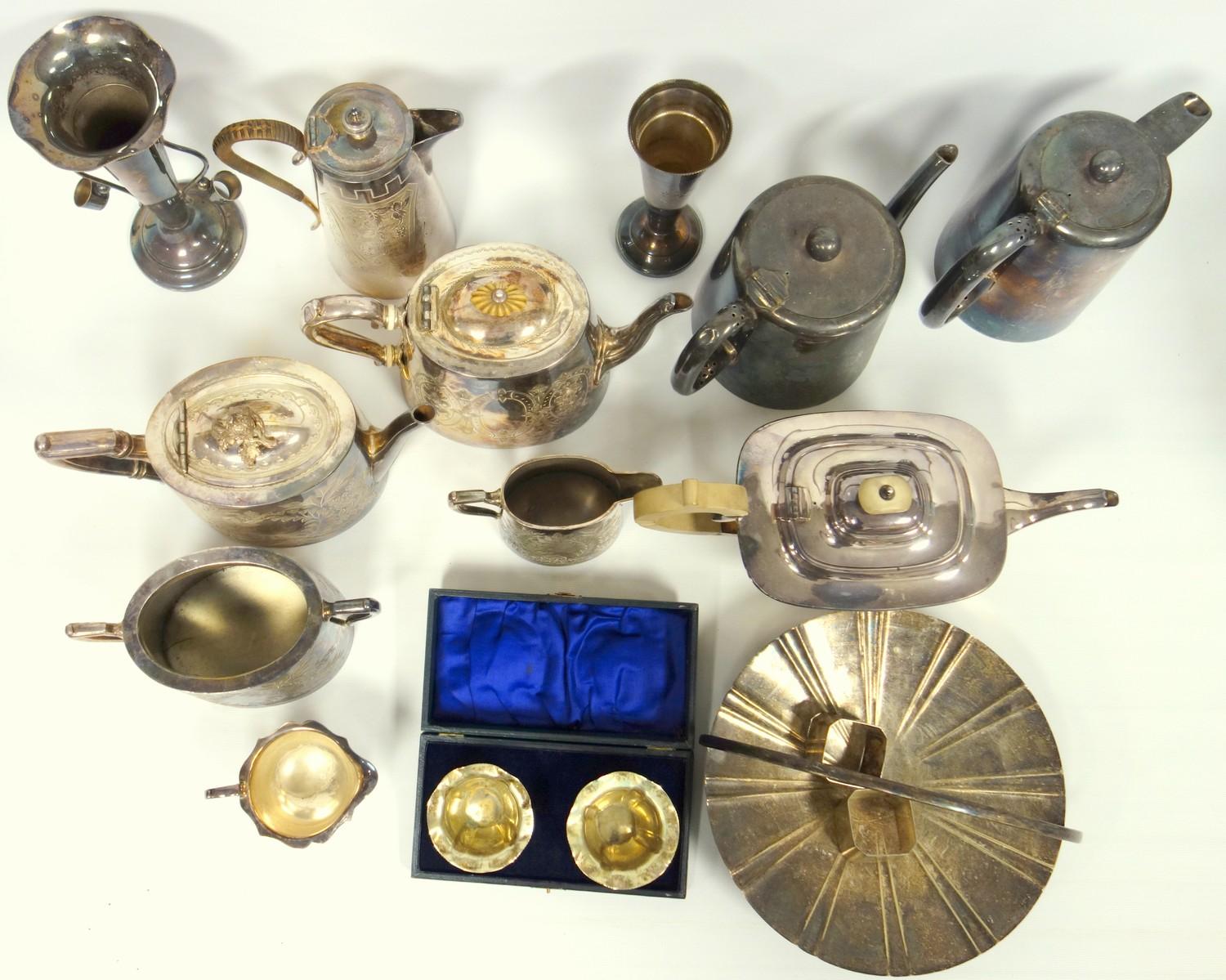 Quantity of silver plate including a tea pot with engraved decoration of ferns - Bild 2 aus 2