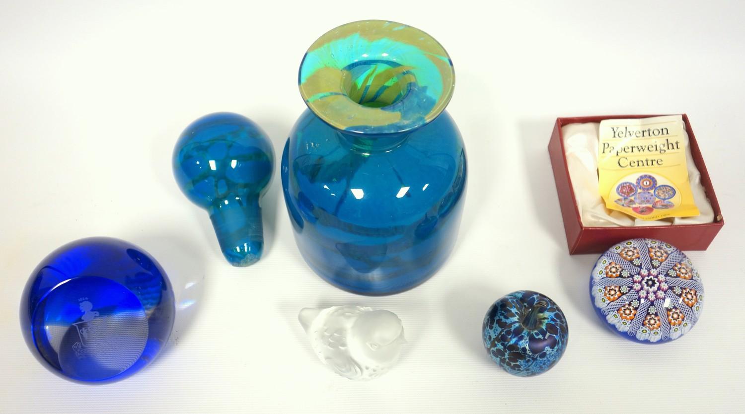 Mdina glass decanter, Baccarat frosted glass bird, Isle of Wight paperweight, and two others (6) - Image 3 of 3
