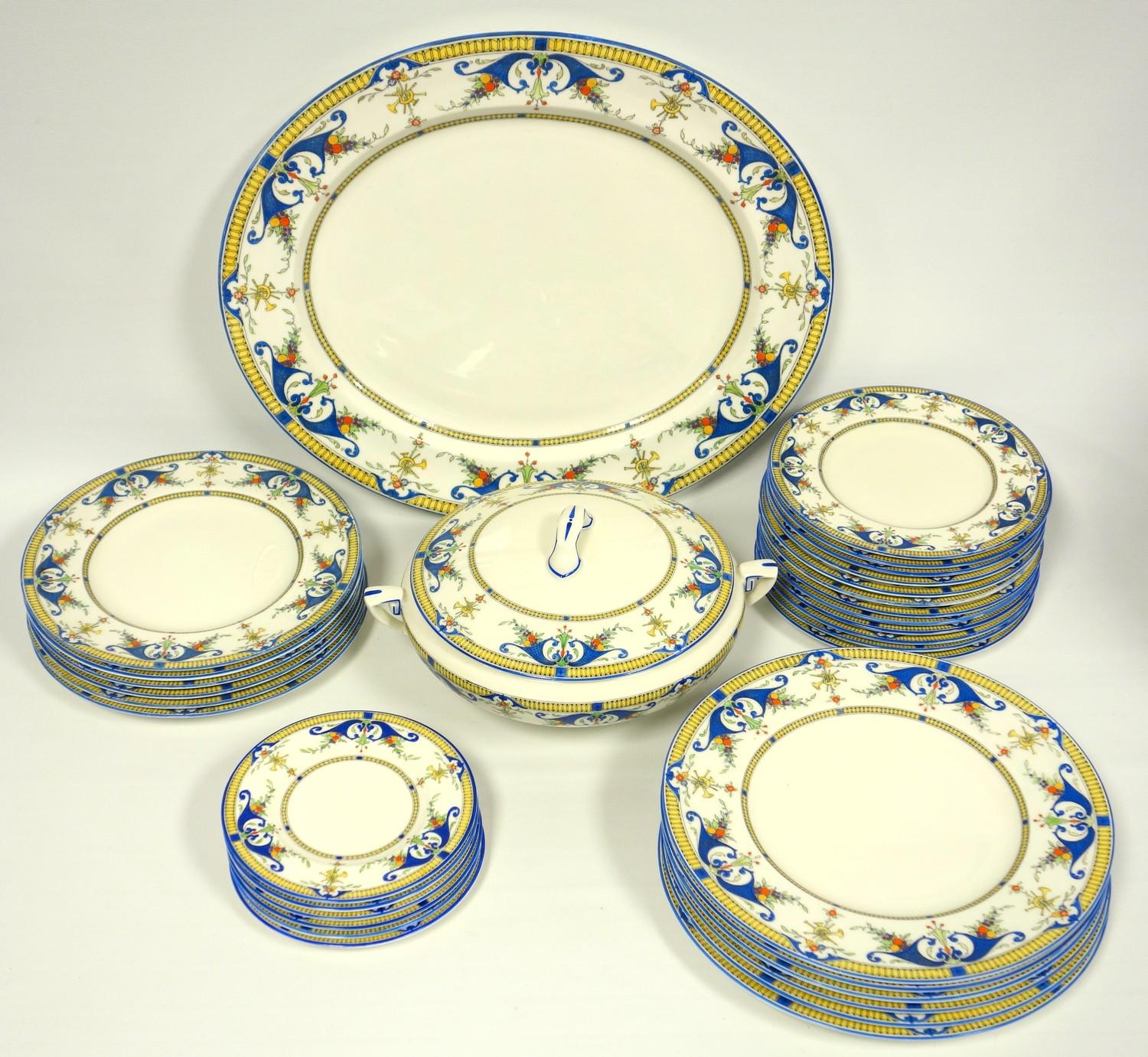 Royal Worcester, Bordeaux pattern dinner service, comprising six dinner plates, 26.5 cm, twelve