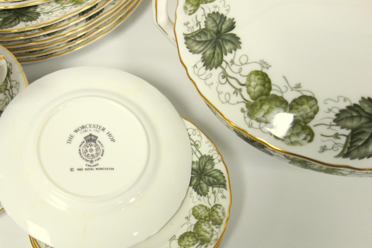 The Worcester Hop, Royal Worcester dinner service, comprising six dinner plates, twelve other - Bild 5 aus 7