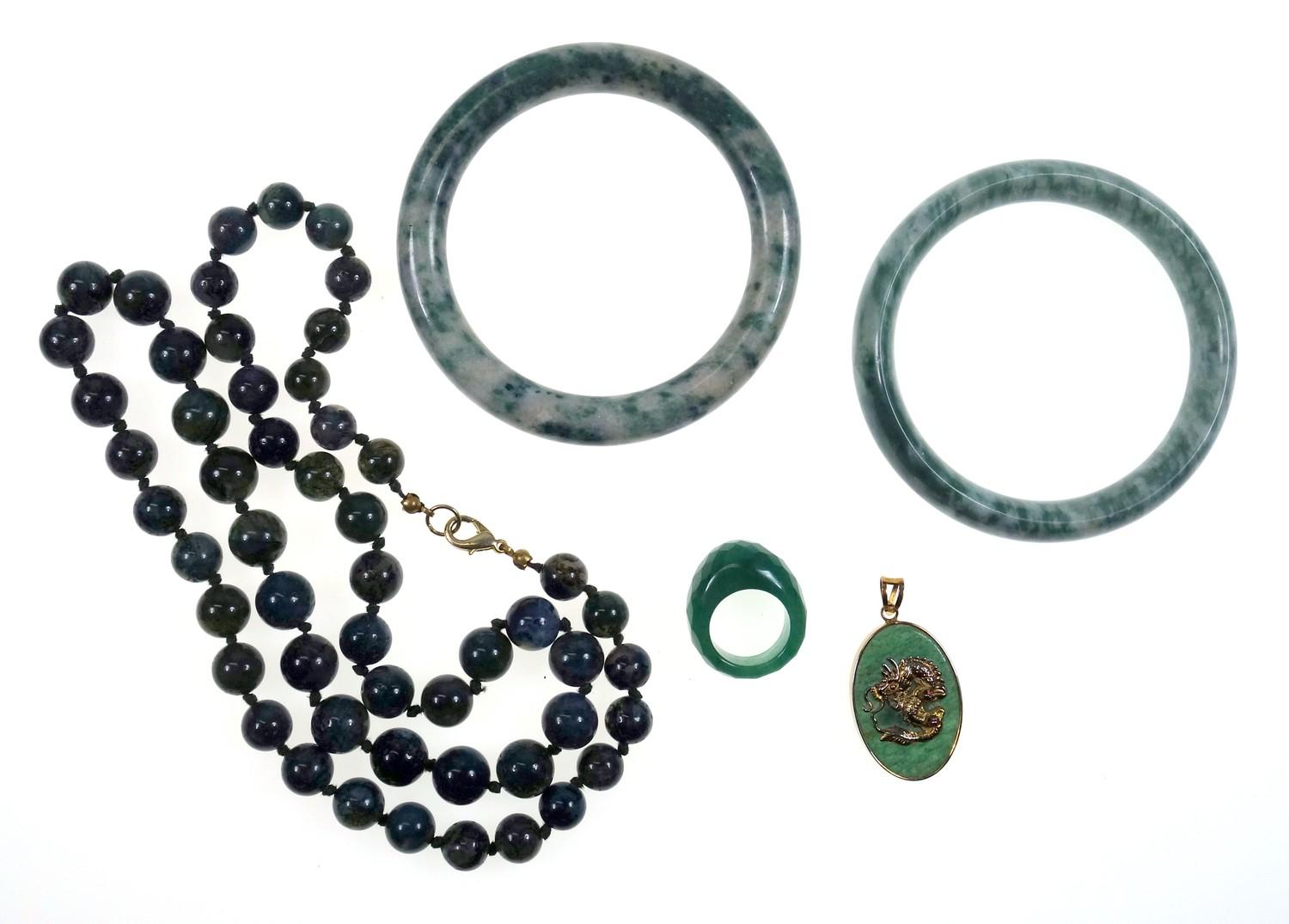 Moss agate bead necklace, a ring of green aventurine quartz, similar pendant with dragon and two - Image 2 of 5