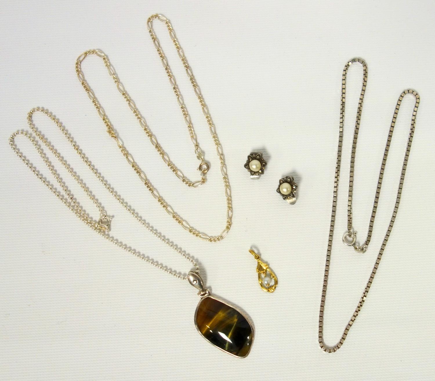 Group of jewellery to include small gold pearl set pendant, tigers eye set silver pendant, and items