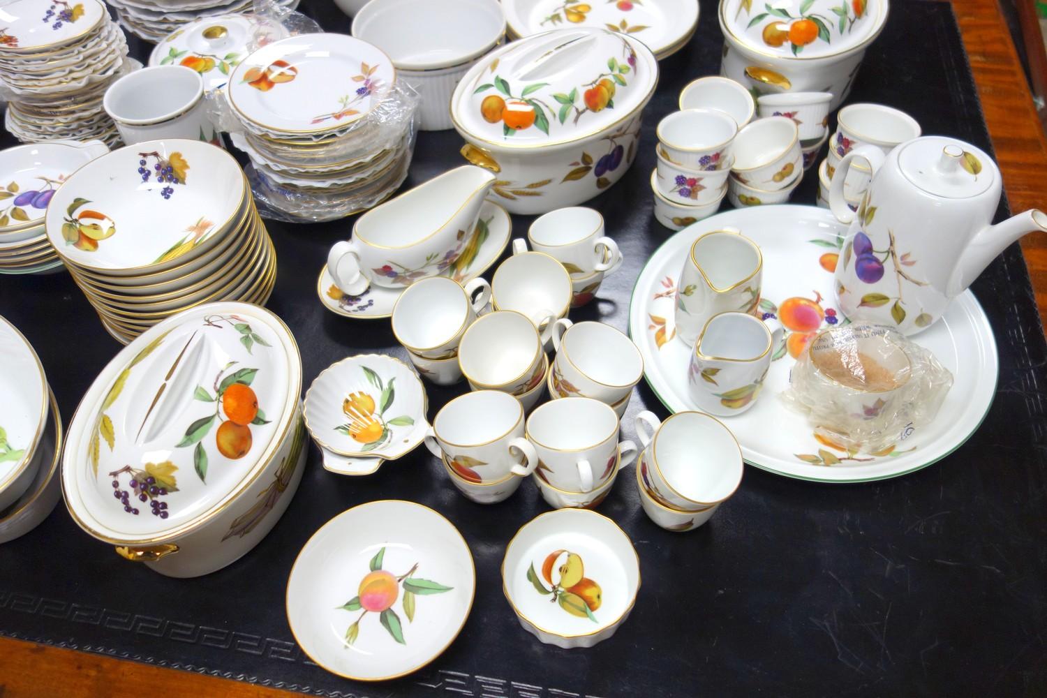 Worcester Evesham pattern, an extensive service; fifteen dinner plates, sixteen cups, saucers and - Image 3 of 5