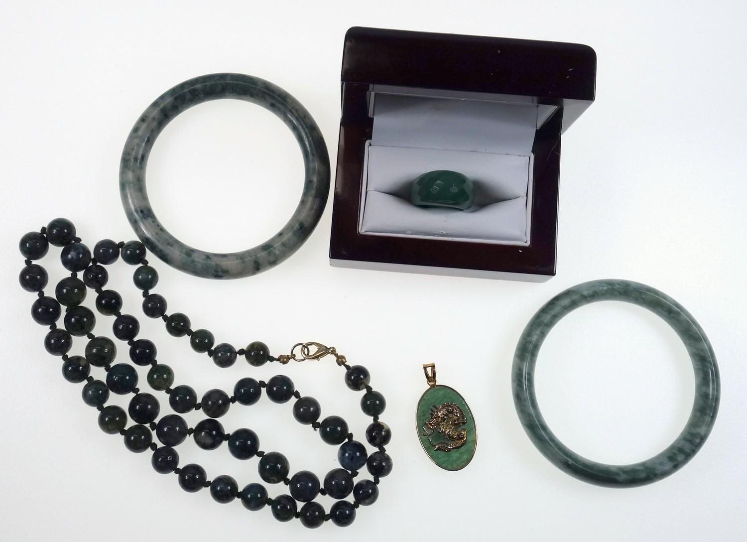 Moss agate bead necklace, a ring of green aventurine quartz, similar pendant with dragon and two - Image 4 of 5