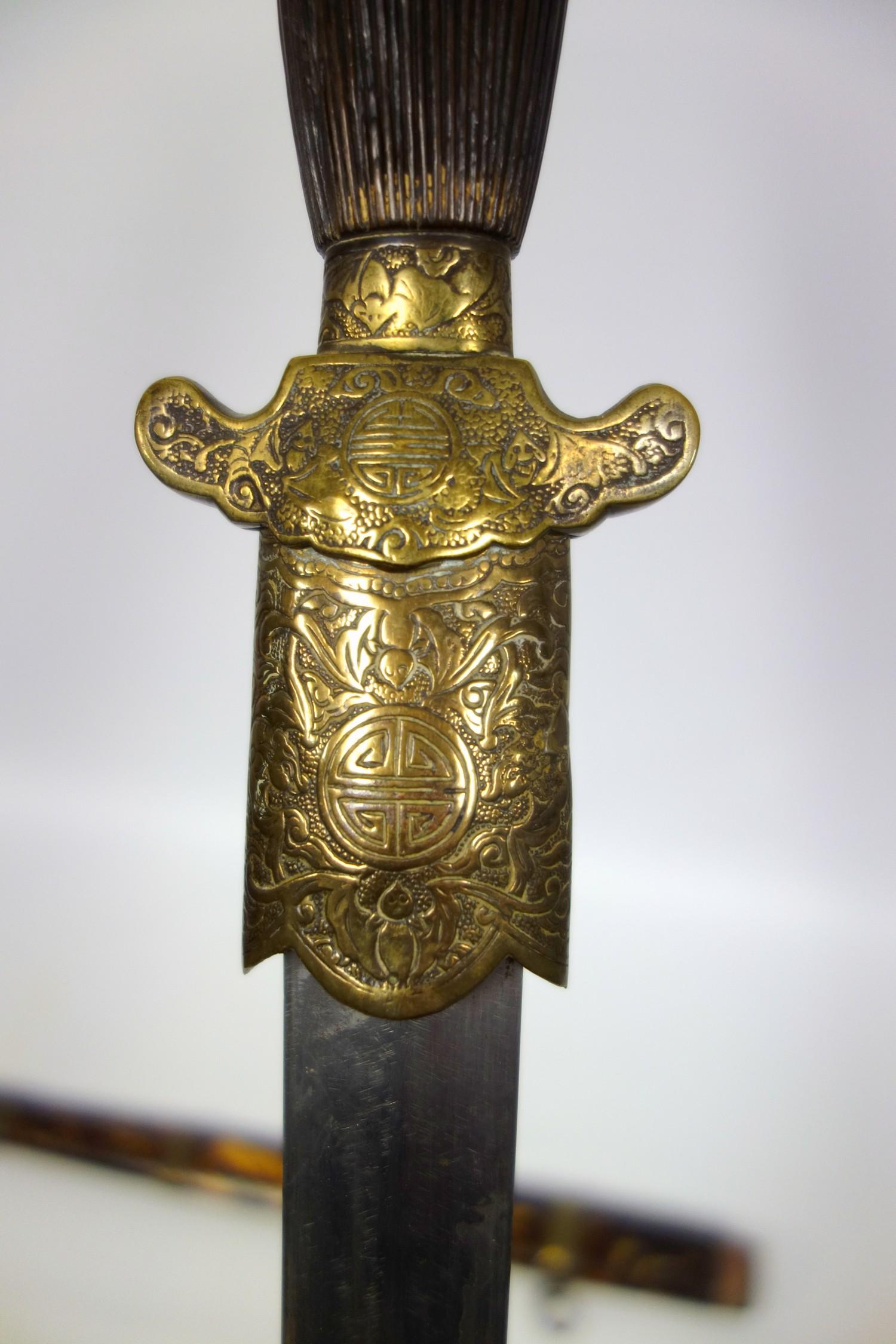 Chinese short sword, steel blade in tortoiseshell scabbard, the brass mounts engraved with symbols - Image 4 of 7