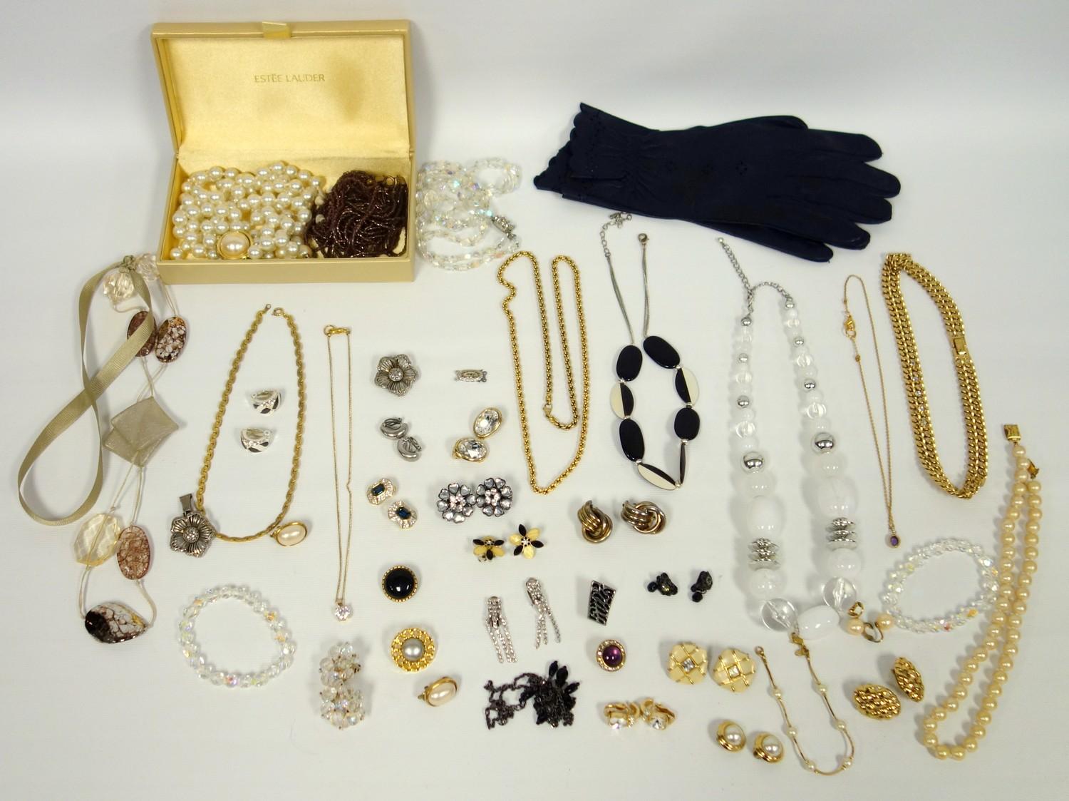 Group of jewellery to include small gold pearl set pendant, tigers eye set silver pendant, and items - Image 2 of 2