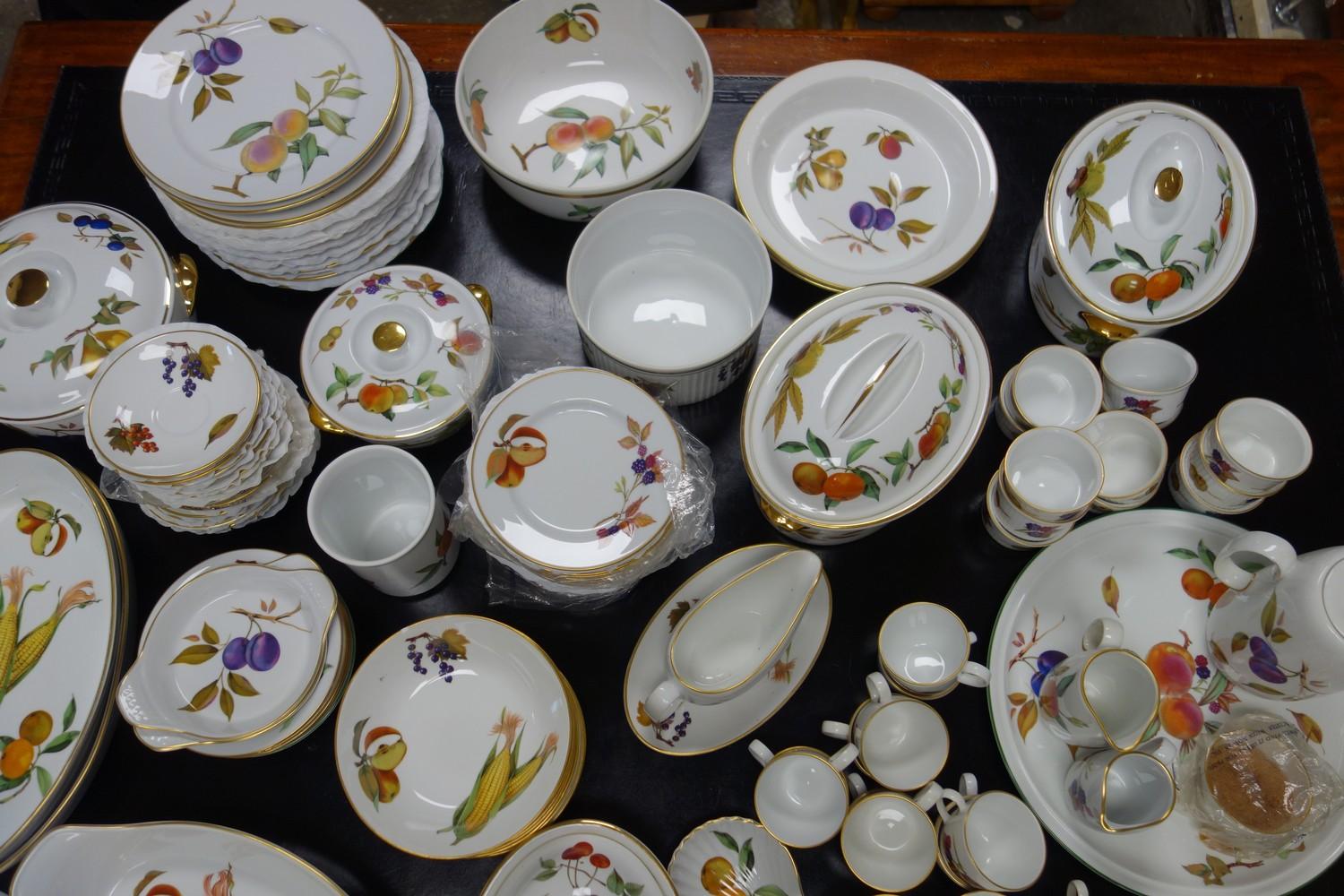 Worcester Evesham pattern, an extensive service; fifteen dinner plates, sixteen cups, saucers and - Image 4 of 5