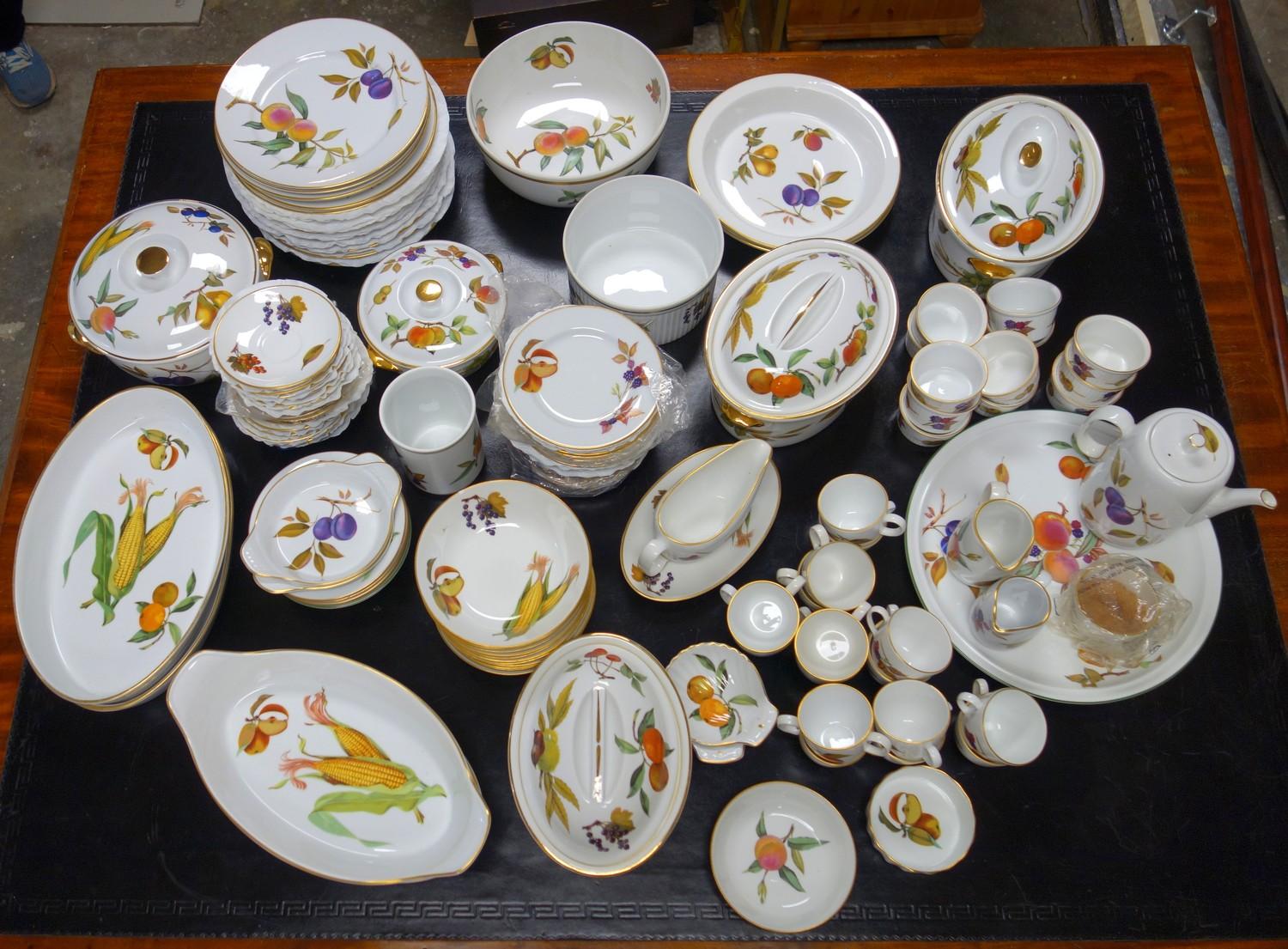 Worcester Evesham pattern, an extensive service; fifteen dinner plates, sixteen cups, saucers and