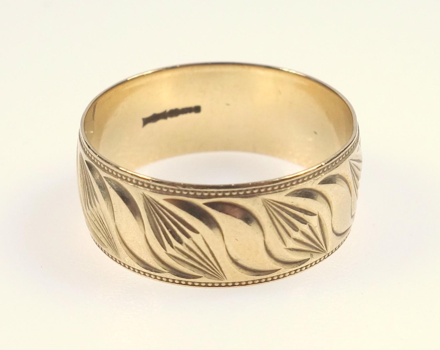 Gold wedding band with abstract leaf form pattern, marks for 9 ct