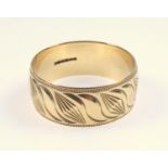 Gold wedding band with abstract leaf form pattern, marks for 9 ct