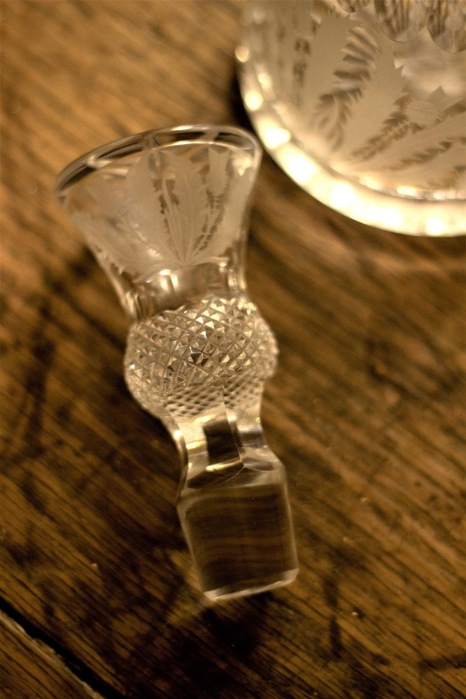 Scottish thistle form decanter engraved with thistles, height 30 cm, and four wine glasses - Bild 4 aus 4