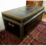 Leather and cedar wood trunk, with brass mounts and studded decoration, 50 x 106 x 54 cm.
