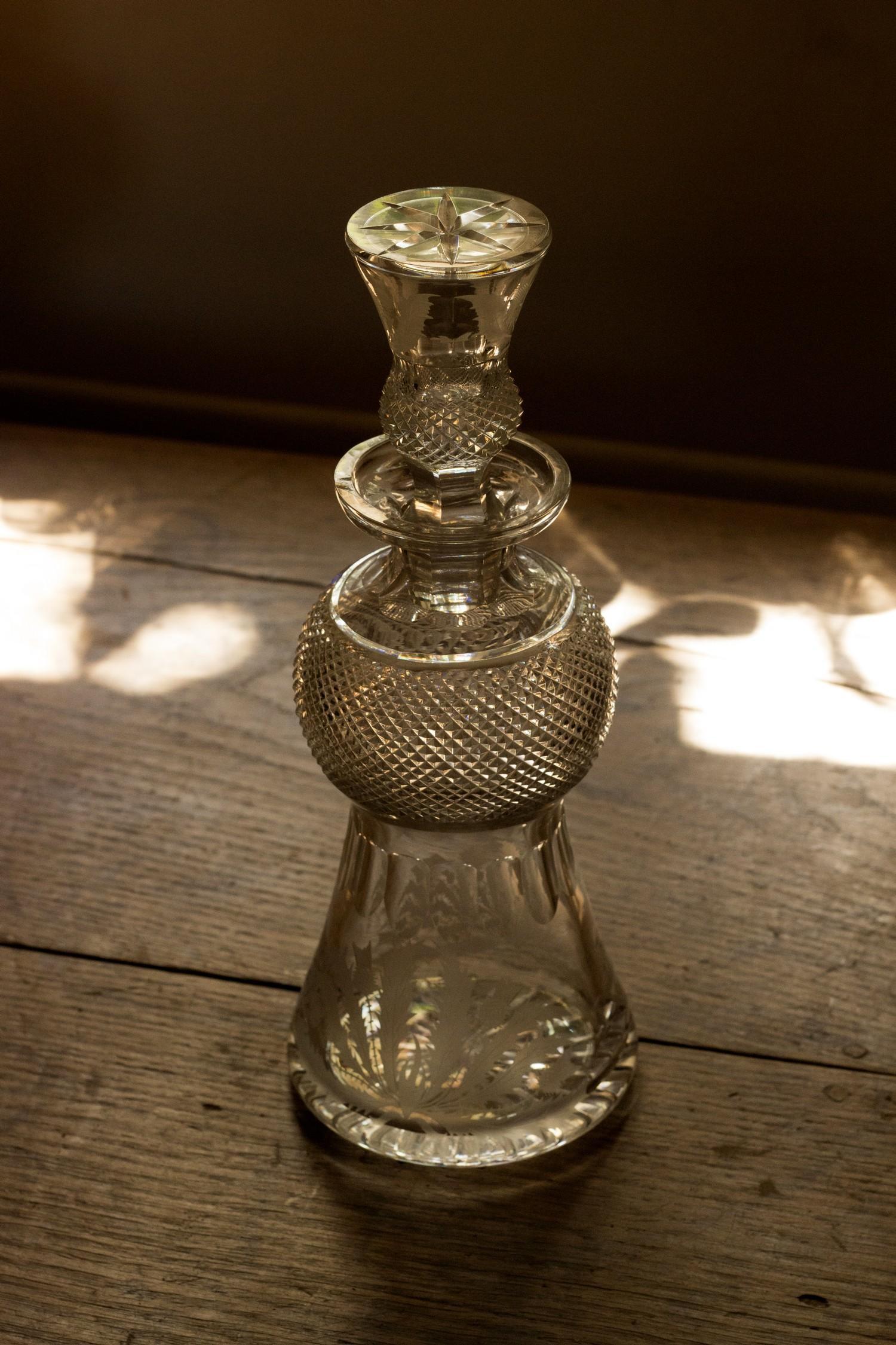 Scottish thistle form decanter engraved with thistles, height 30 cm, and four wine glasses - Bild 3 aus 4