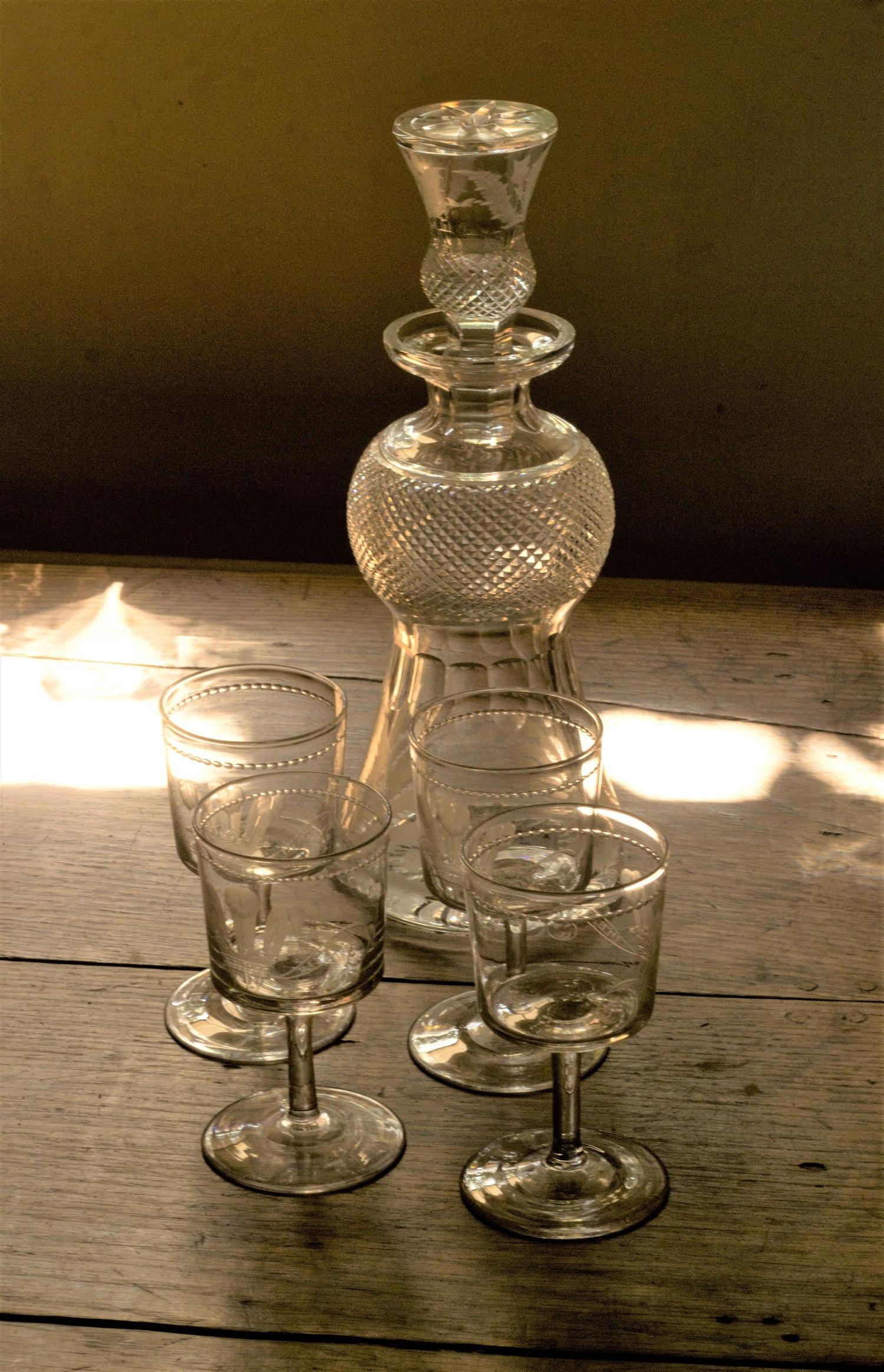 Scottish thistle form decanter engraved with thistles, height 30 cm, and four wine glasses