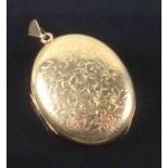 9ct gold engraved oval locket, by J.S., Birmingham 1981, 8.9grs, cased (2)
