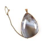 Yellow metal brooch/pendant set agate, marked 9ct, 12.26gms