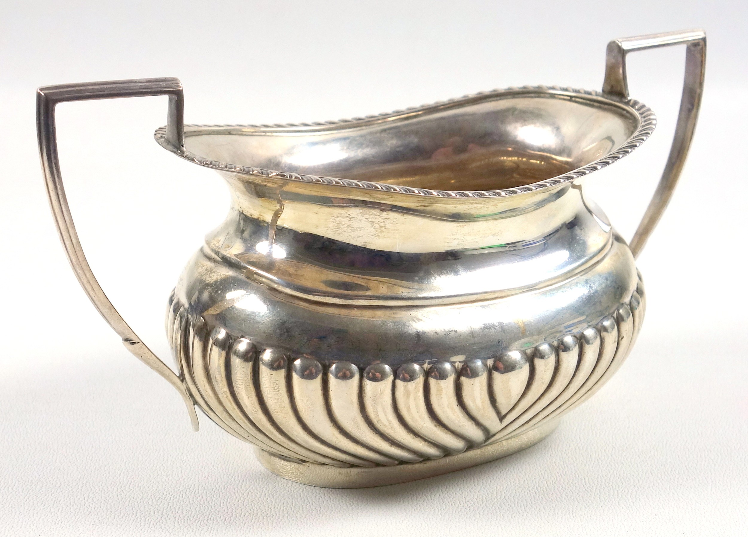 Edwardian silver semi-fluted rounded rectangular sugar basin with a gadrooned rim and 2 bracket - Image 3 of 4