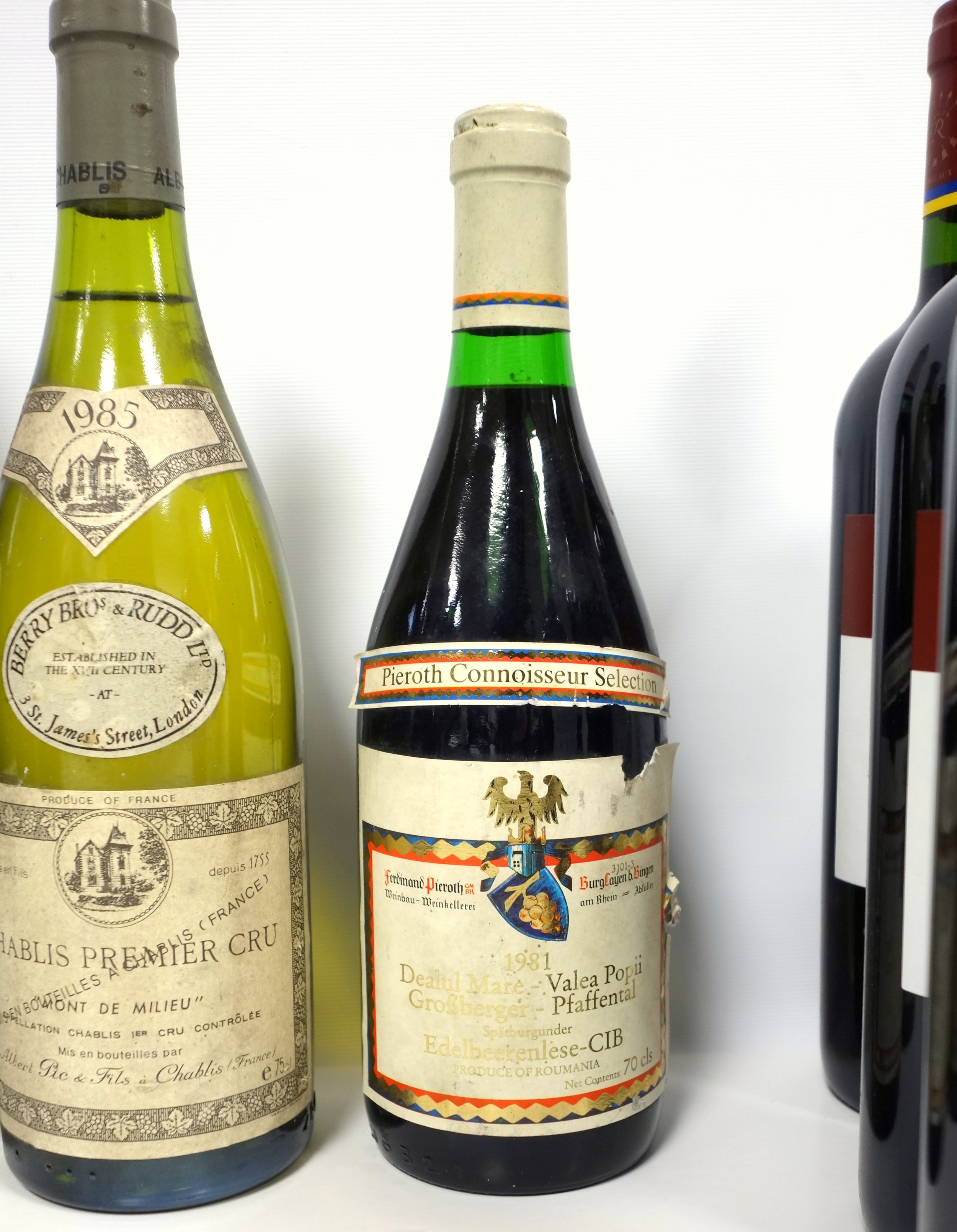 A mixed lot of 31 red and white wines including 13 bottles Jasnieres 1976, 8 bottles Savennieres - Image 3 of 7