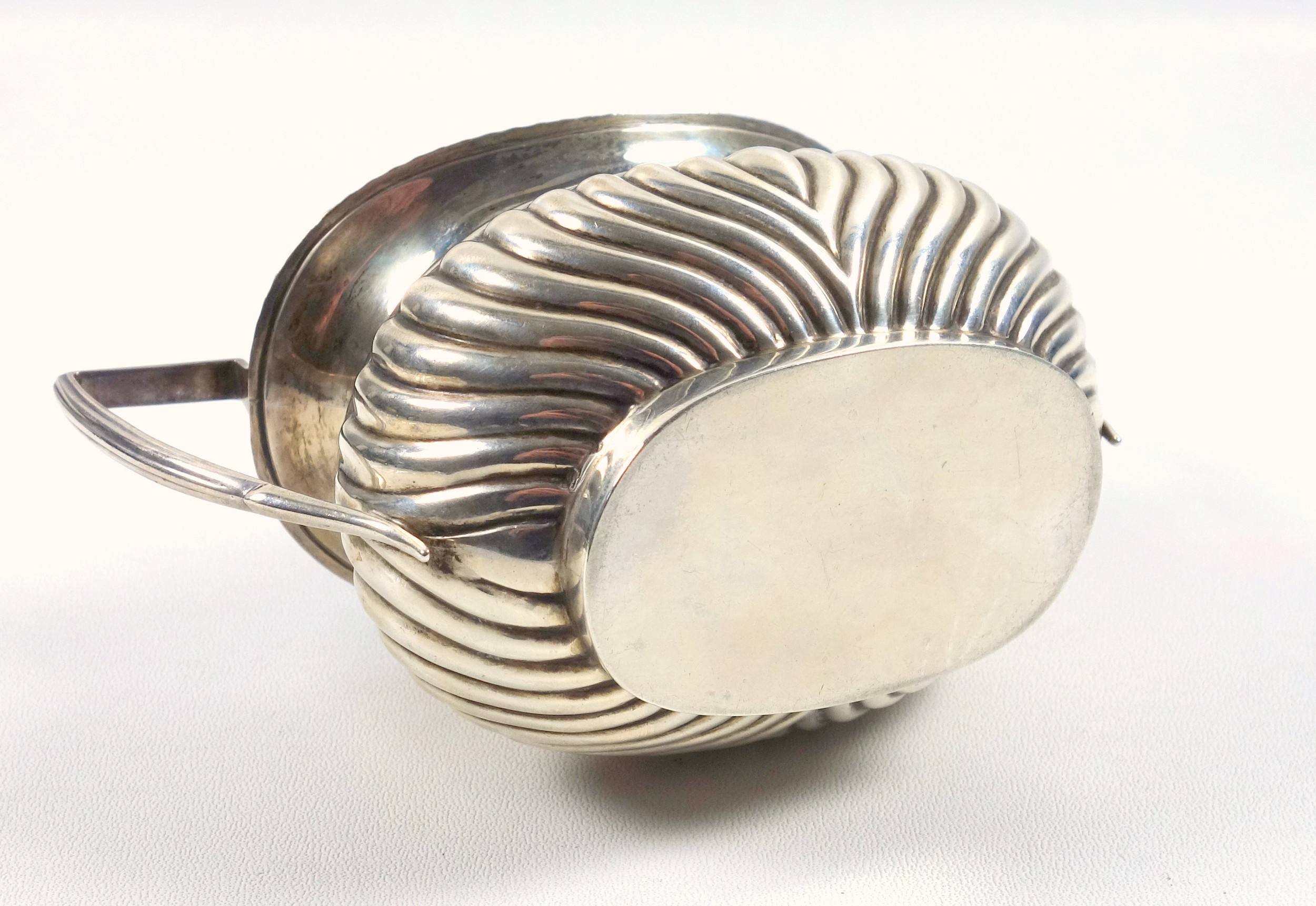 Edwardian silver semi-fluted rounded rectangular sugar basin with a gadrooned rim and 2 bracket - Image 4 of 4