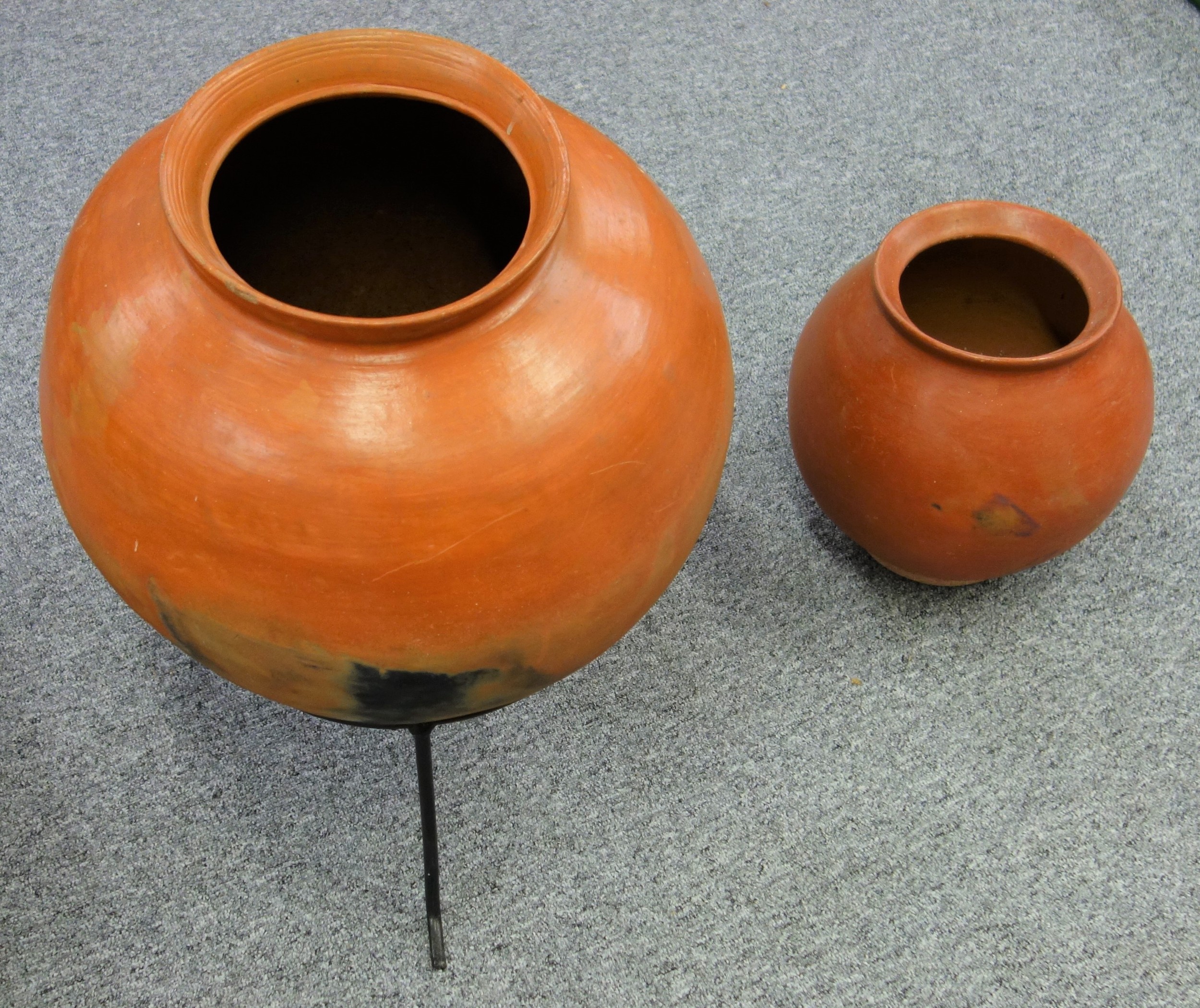 African sphericle terracotta pot with a flared rim, Dia. 47 cm on metal stand and a similar - Image 3 of 4