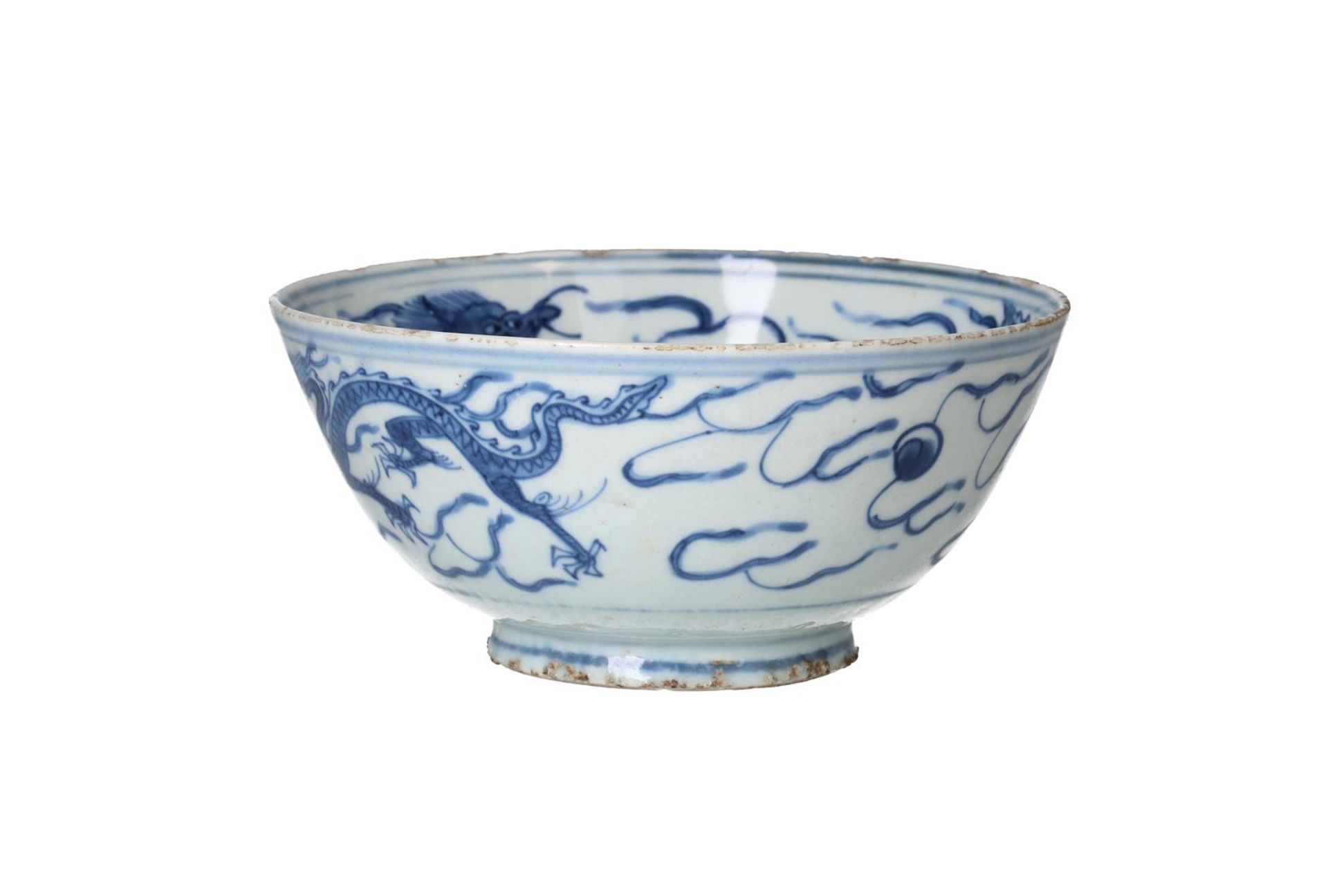 A blue and white porcelain bowl, decorated with dragons chasing a flaming pearl. Unmarked. China, - Image 2 of 6