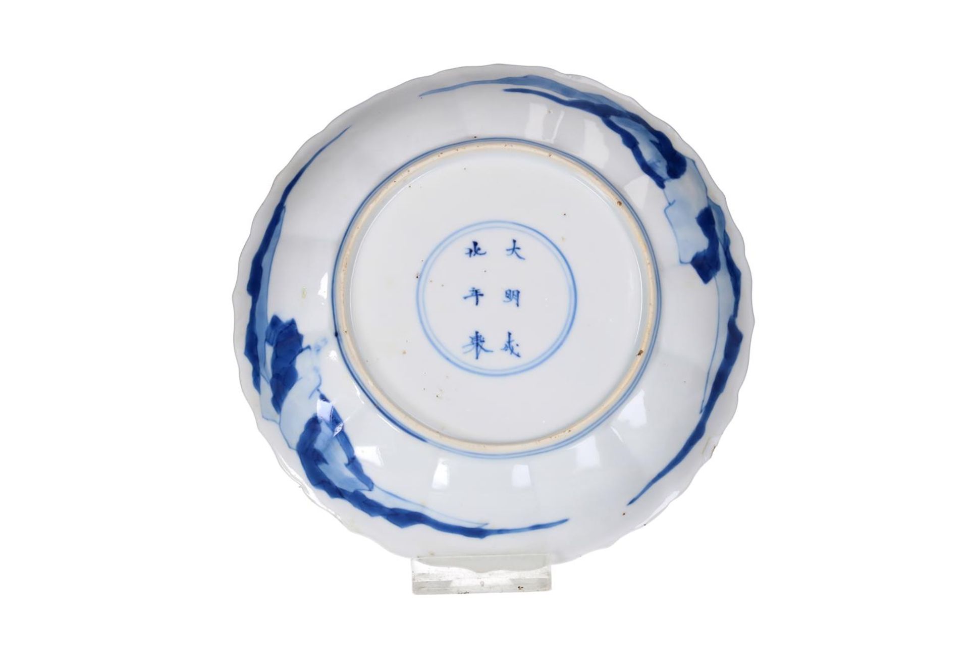 A blue and white porcelain plate with a serrated edge, decorated with figures in a pavilion. - Image 2 of 3