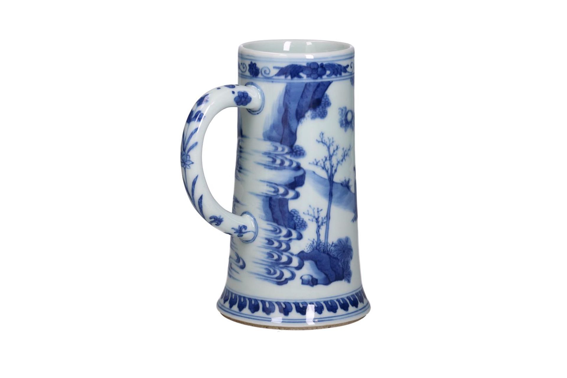 A blue and white porcelain beer mug decorated with an outdoor scene with seated figures. Unmarked. - Image 5 of 7