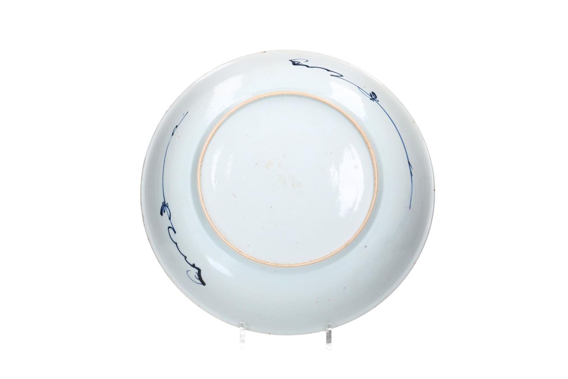 A blue and white porcelain charger with a floral decoration. Unmarked. China, Kangxi. Diam. 36 cm. - Image 2 of 2