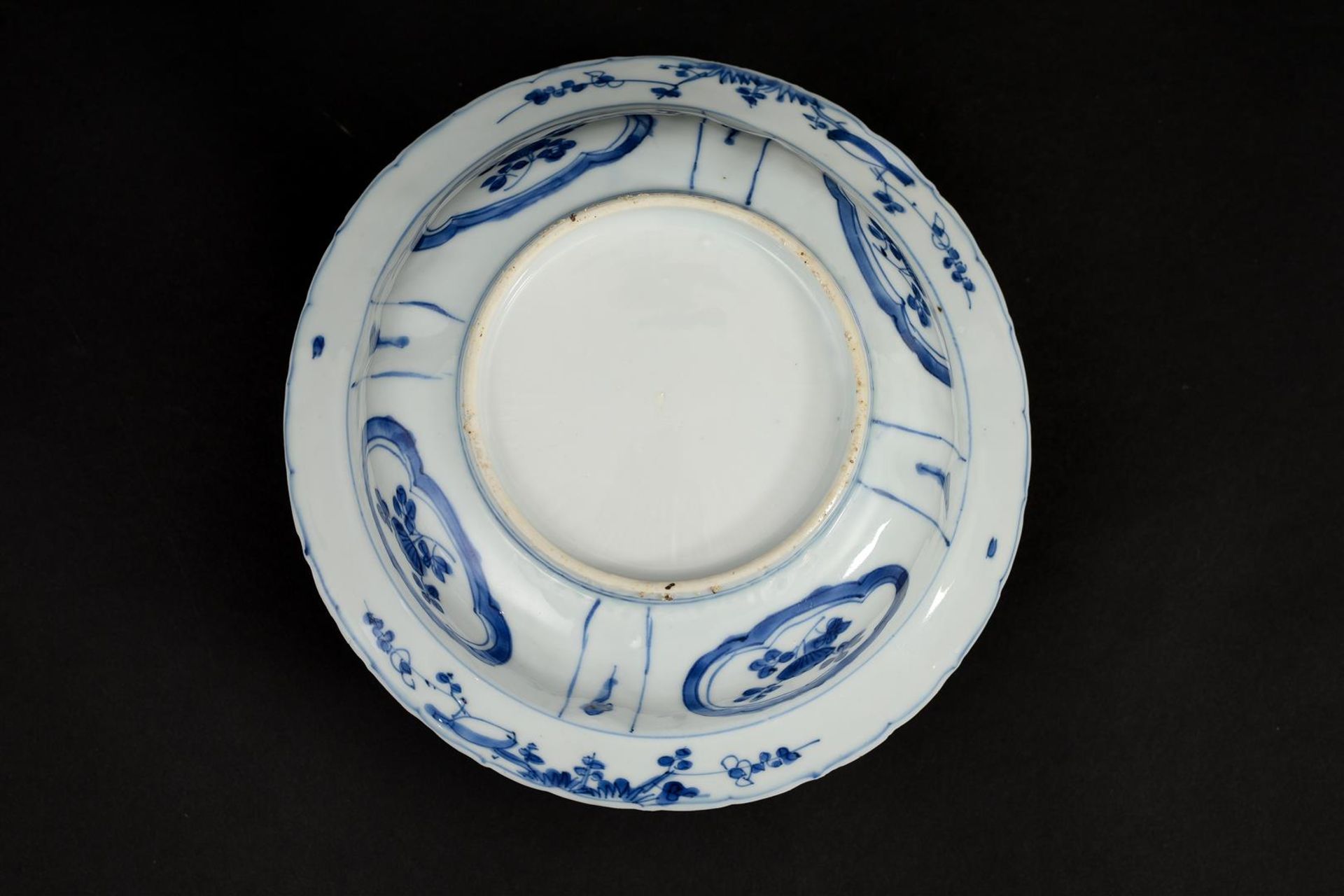 A blue and white porcelain 'klapmuts' bowl with a decoration of Long Eliza sitting at the table with - Image 3 of 5