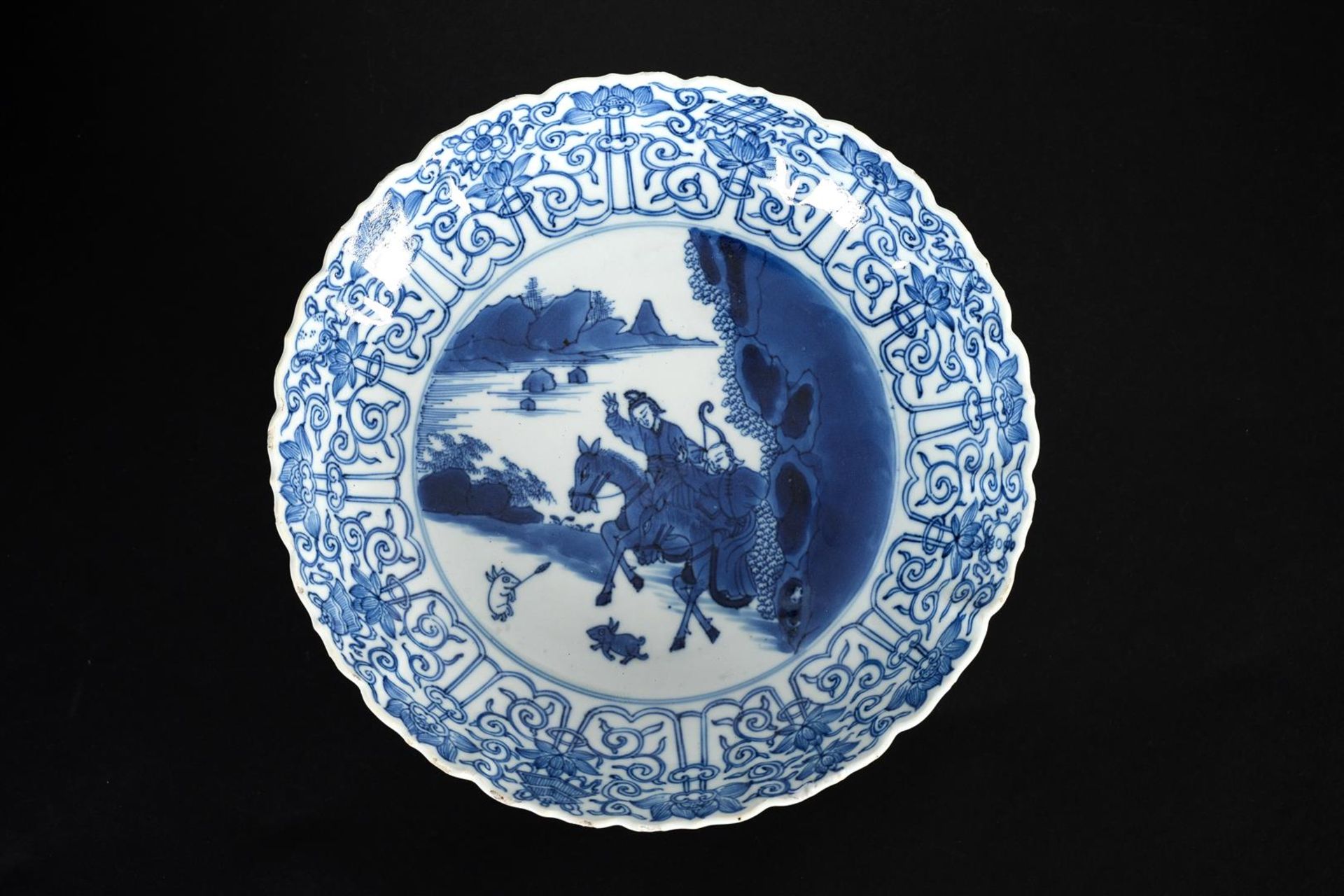 A set of three blue and white porcelain dishes with scalloped rim, decorated with 'Joosje te - Image 2 of 9