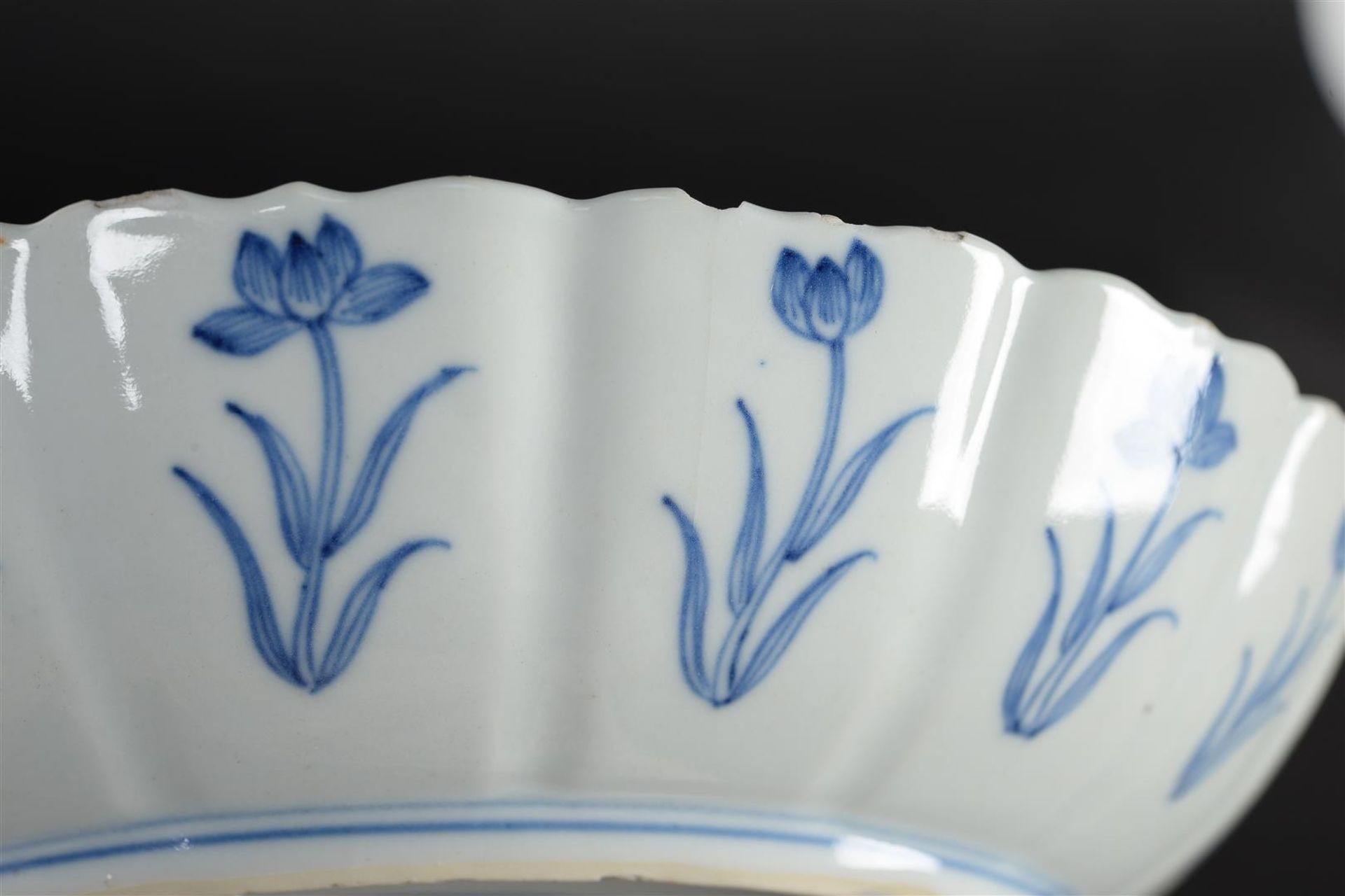 A set of three blue and white porcelain dishes with scalloped rim, decorated with 'Joosje te - Image 9 of 9