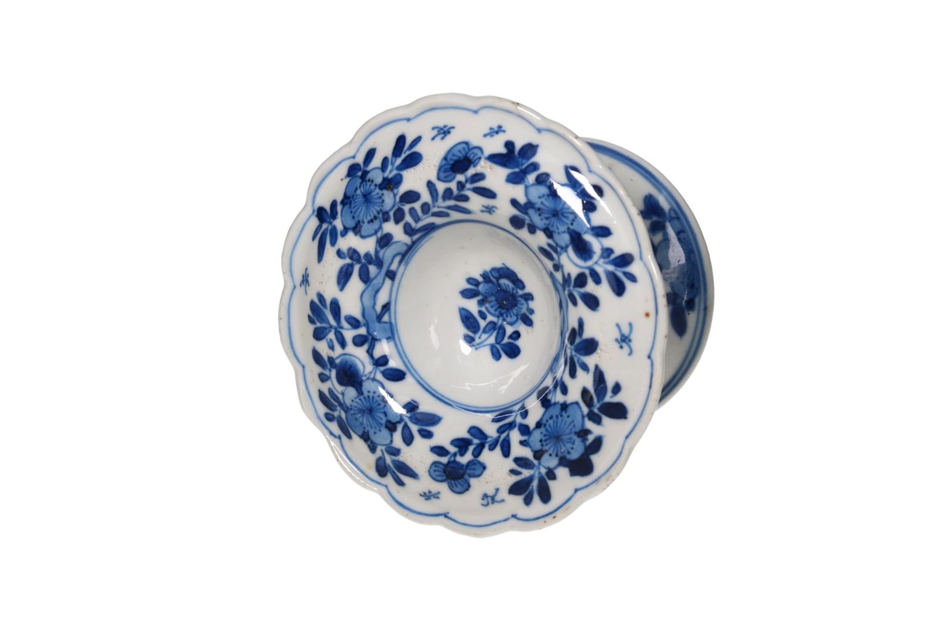 A blue and white porcelain salt cellar, with a floral decoration. Unmarked. China, Kangxi. - Bild 3 aus 5