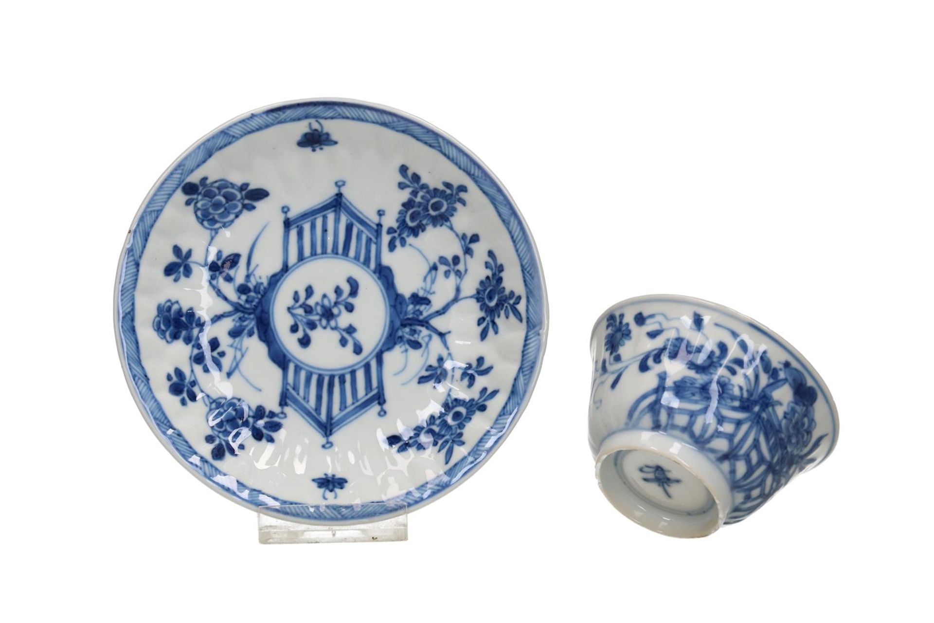 A set of six blue and white porcelain cups and saucers, decorated with a floral decor and a fence in - Image 4 of 5