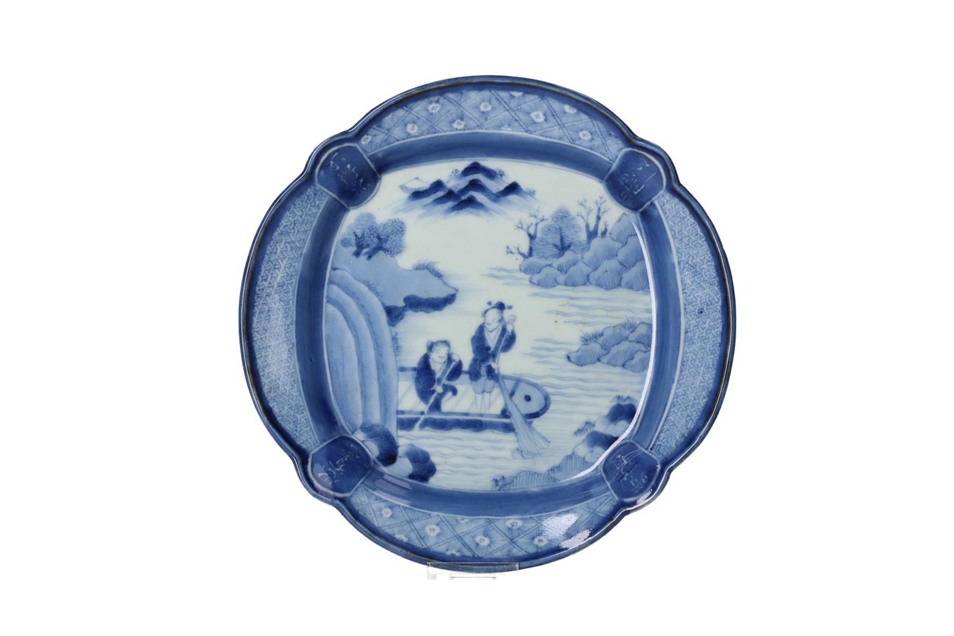 A pair of blue and white Arita porcelain dishes with scalloped rim, decorated with two fishermen - Image 3 of 6