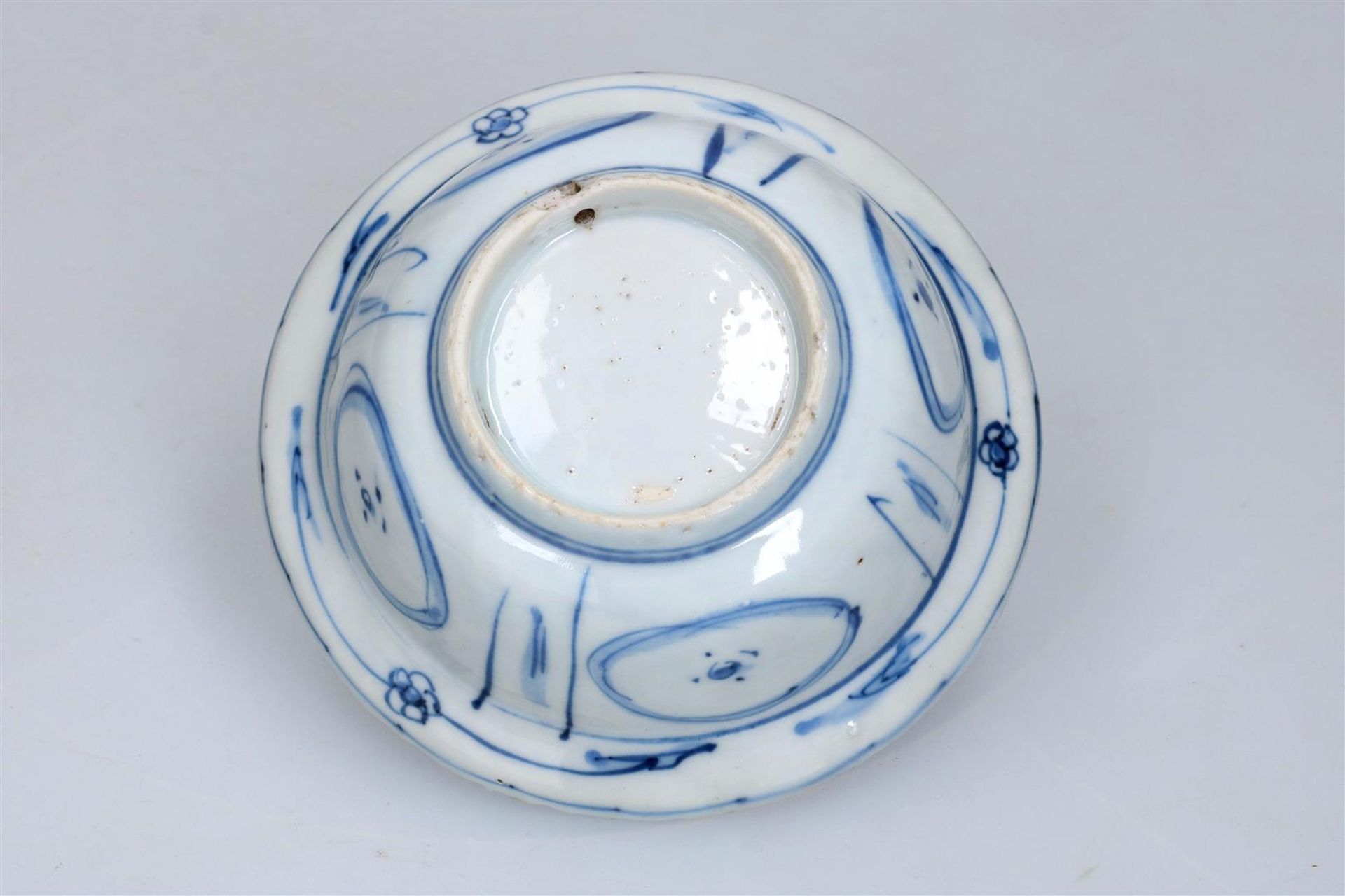 A blue and white 'kraak' porcelain 'klapmuts' bowl with a scalloped rim, decorated with a figure - Image 5 of 5