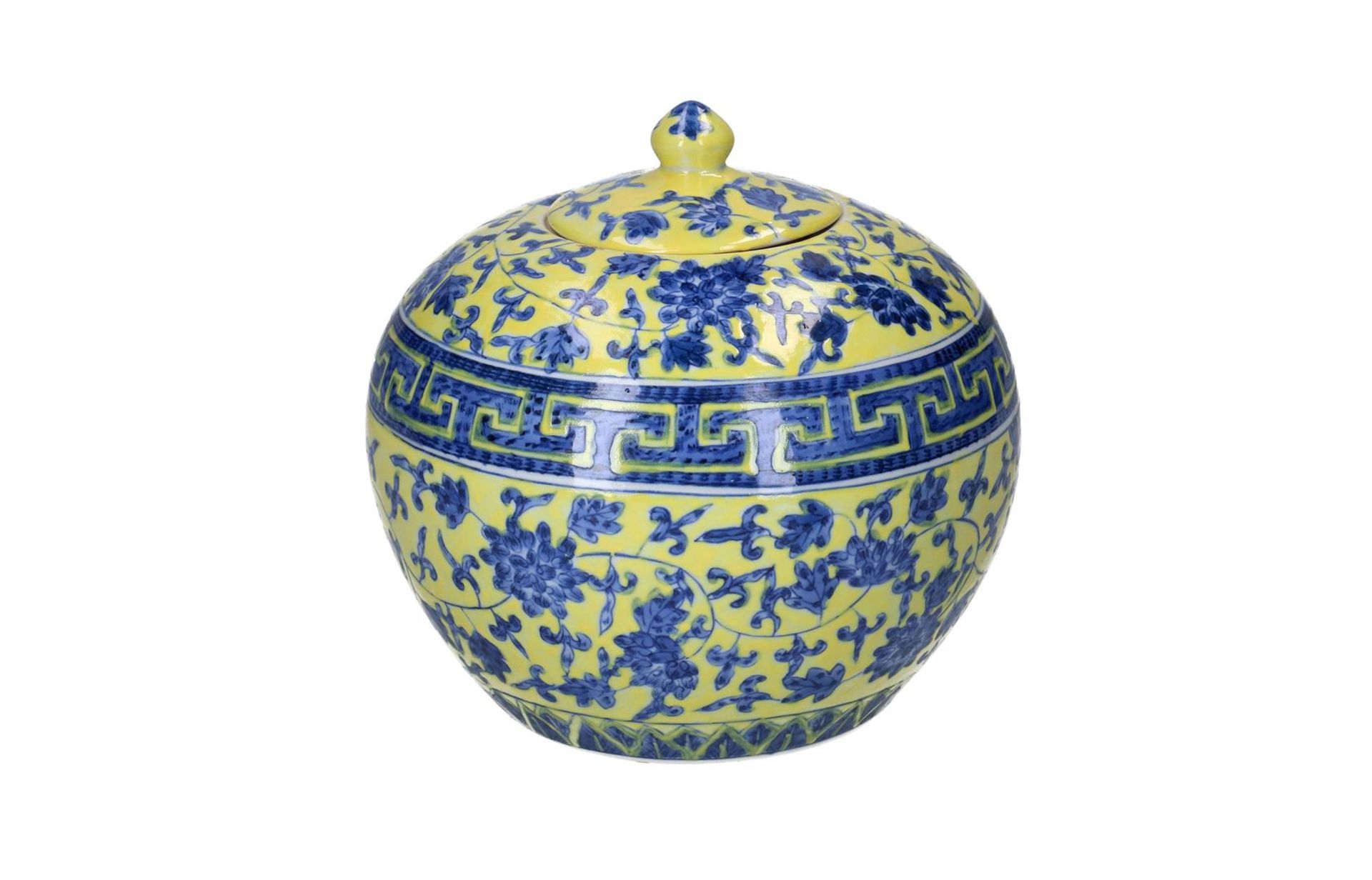 A famille verte porcelain lidded jar, with a meander and floral decoration. Marked Qianlong. - Image 4 of 6