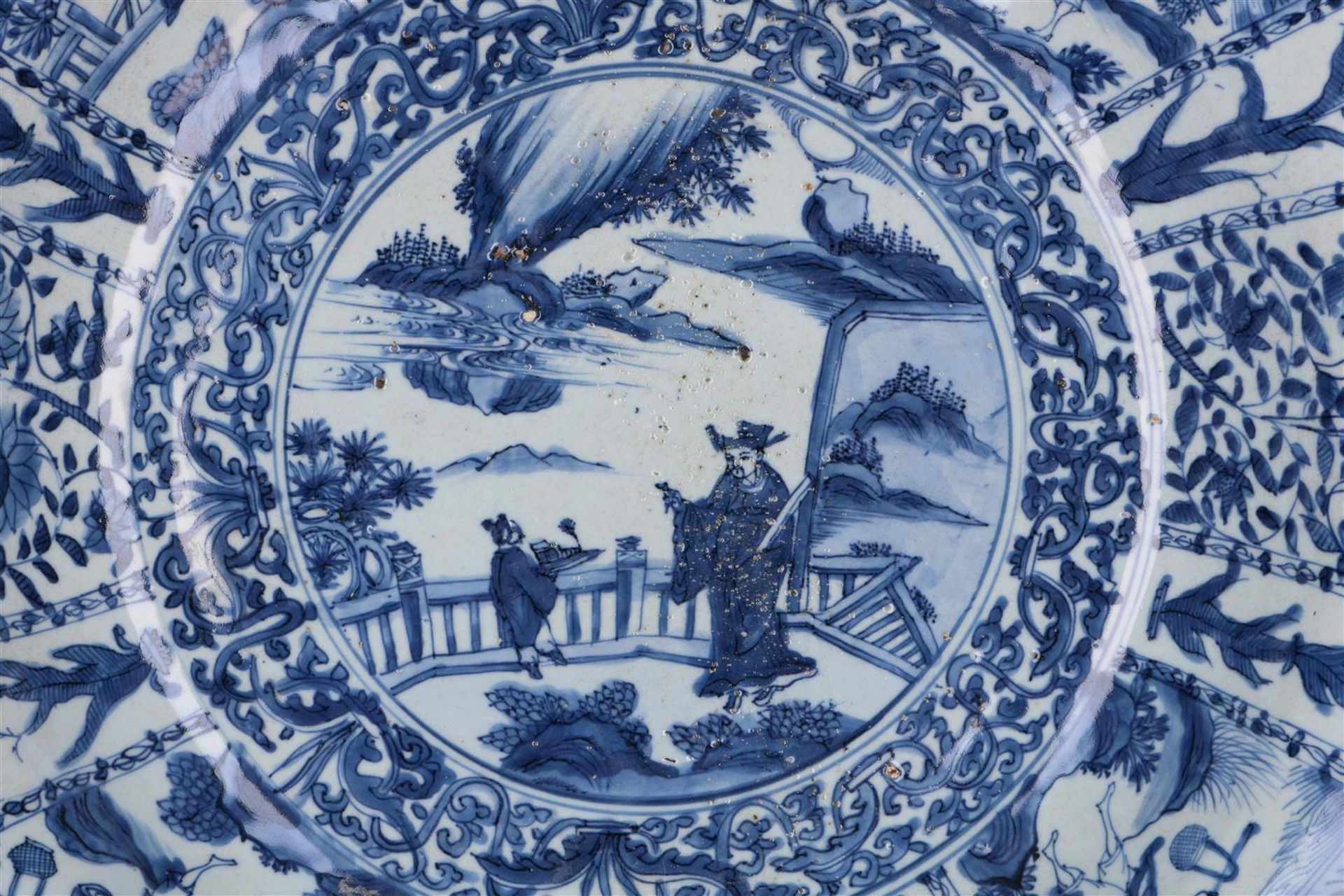 A blue and white 'kraak' porcelain deep charger, decorated with reserves depicting figures in - Bild 3 aus 3