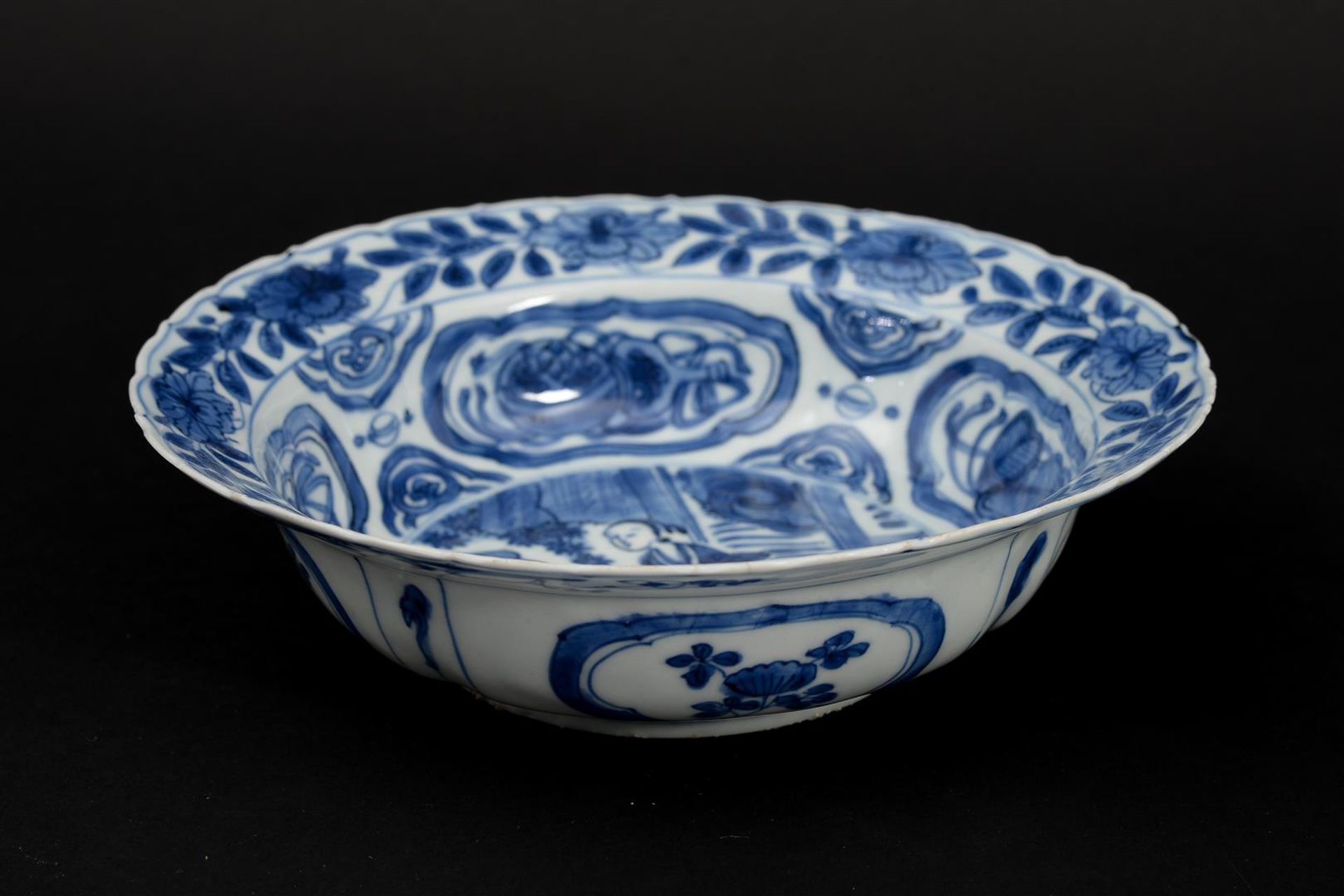 A blue and white porcelain 'klapmuts' bowl with a decoration of Long Eliza sitting at the table with - Image 4 of 5