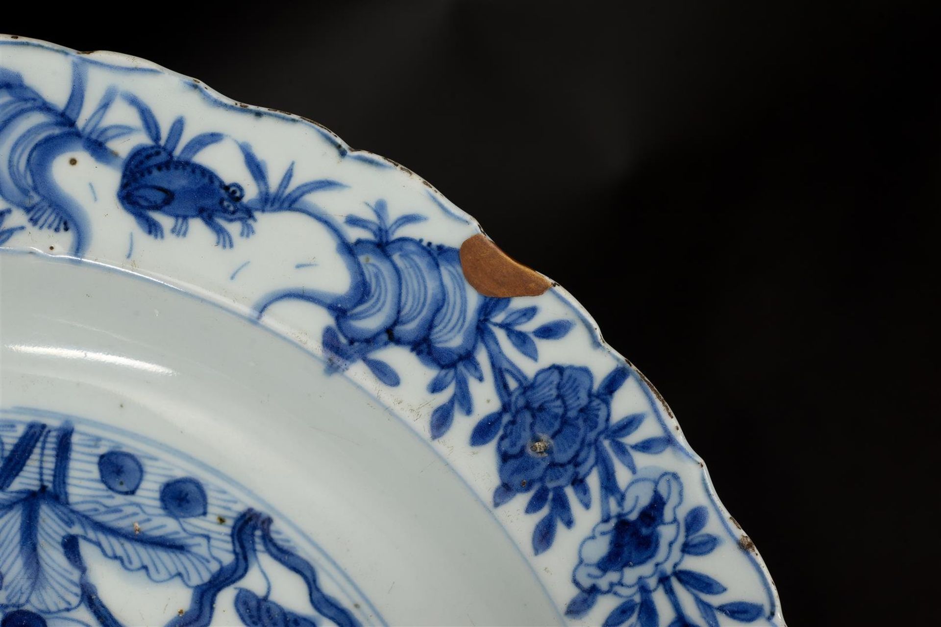 A blue and white porcelain deep charger with a scalloped rim, decorated with two ducks in a lotus - Image 5 of 7