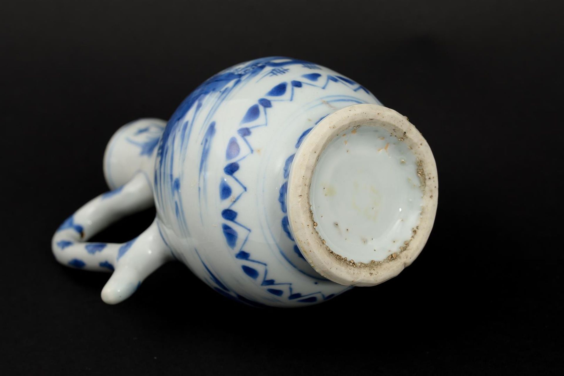 A blue and white porcelain jug with a landscape decoration. Unmarked. China, Transition. H. 20 cm. - Image 3 of 8