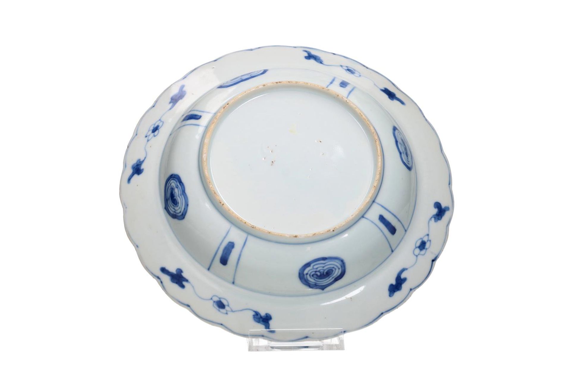 A blue and white 'kraak' porcelain 'klapmuts' bowl with a scalloped rim, decorated with a cricket in - Image 4 of 4