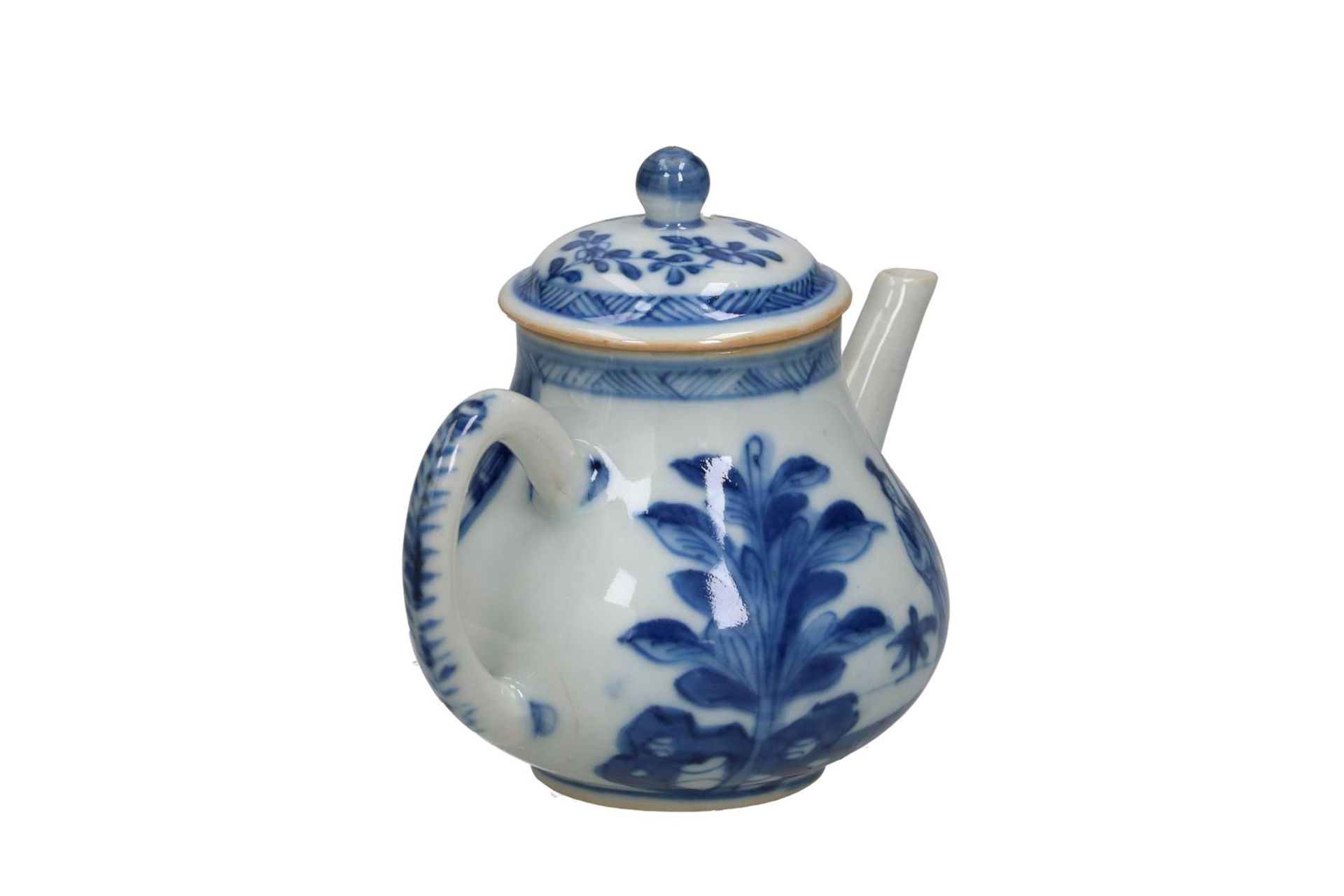 A blue and white porcelain teapot, decorated with Long Eliza's in a garden. Unmarked. China, Kangxi. - Image 4 of 5