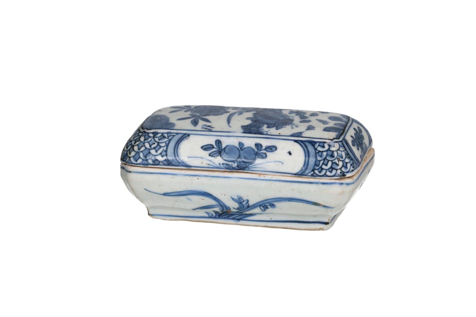 A blue and white 'kraak' porcelain lidded box with two compartments, decorated with flowers.