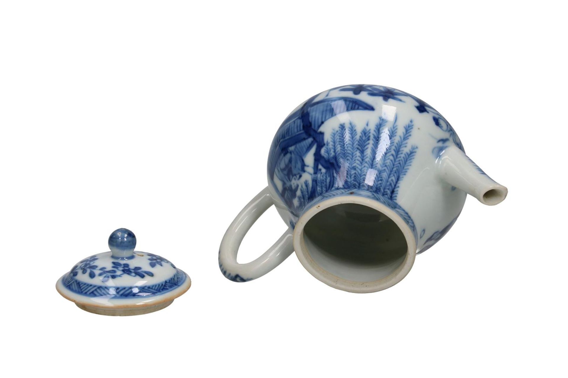A blue and white porcelain teapot, decorated with Long Eliza's in a garden. Unmarked. China, Kangxi. - Image 2 of 5