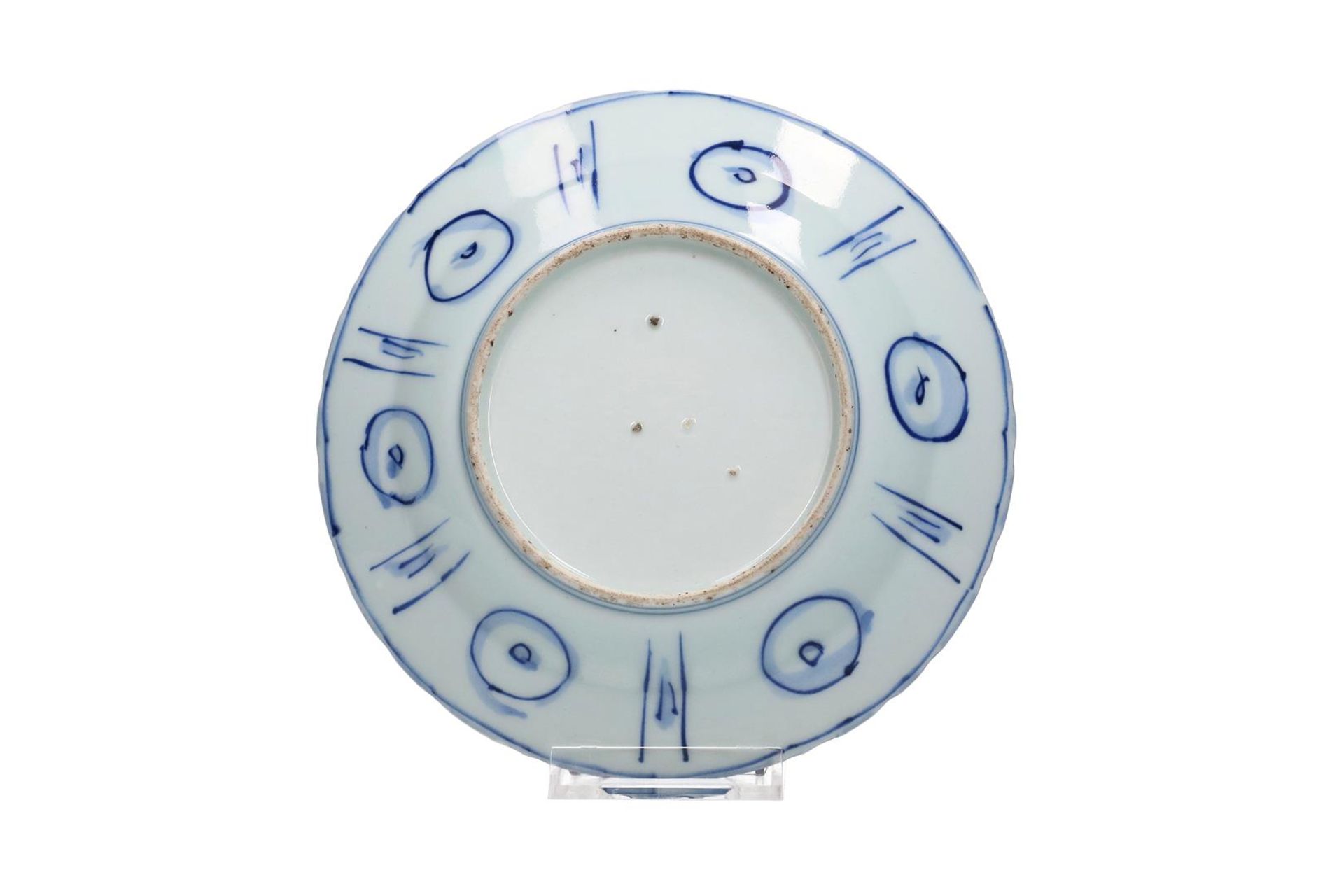 A blue and white 'kraak' porcelain dish with a scalloped rim, decorated with a carp leaping out of - Bild 4 aus 4