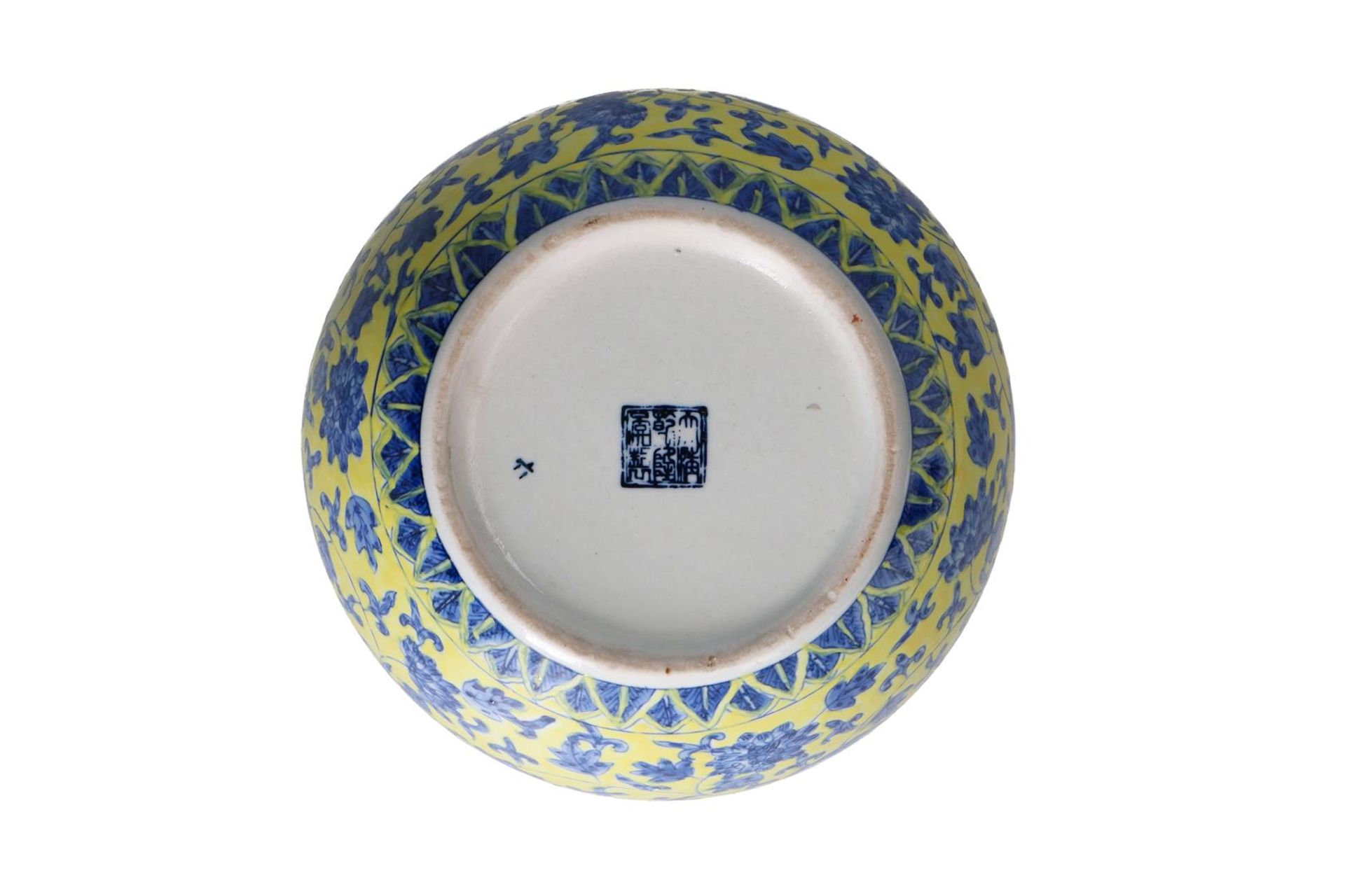 A famille verte porcelain lidded jar, with a meander and floral decoration. Marked Qianlong. - Image 3 of 6