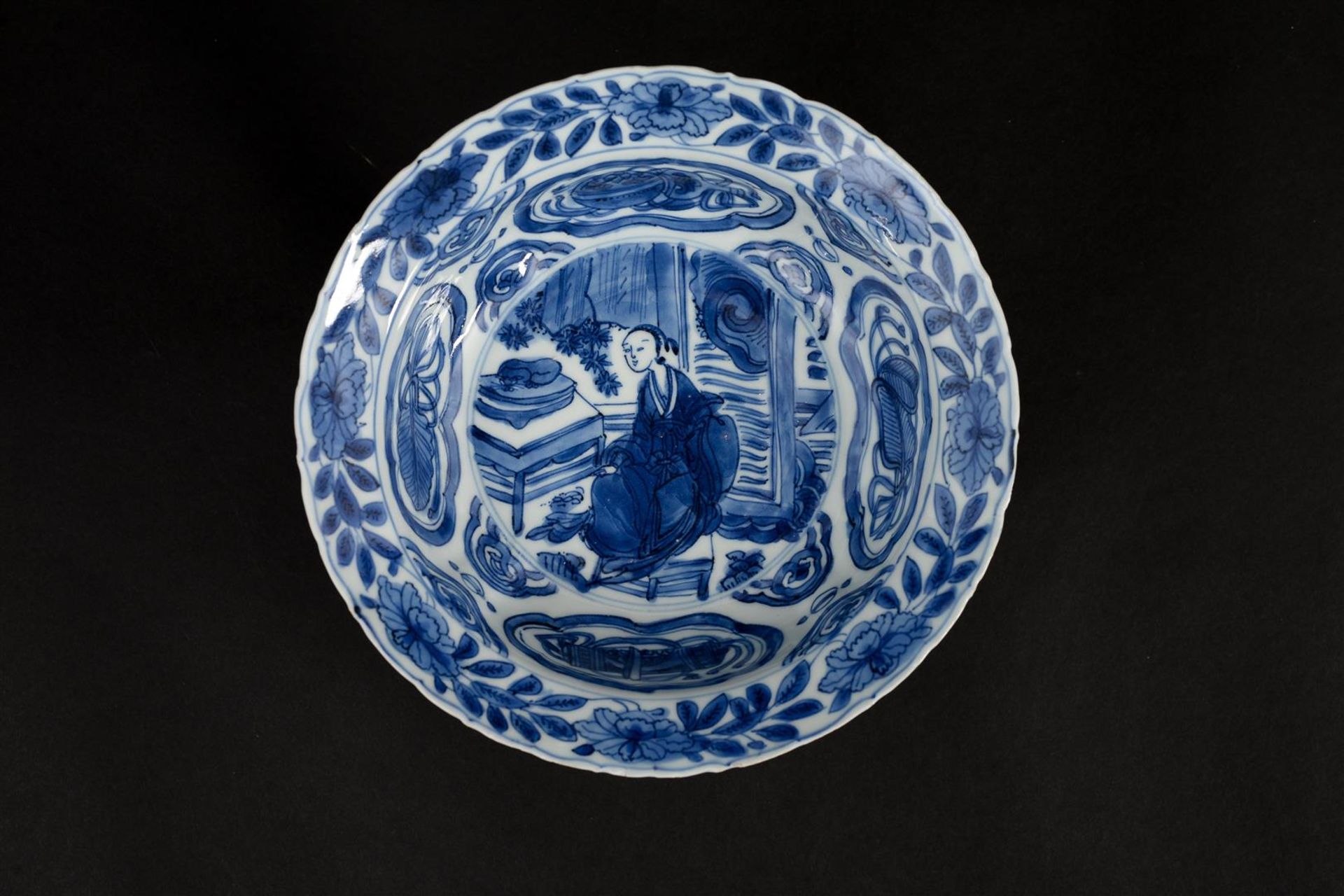 A blue and white porcelain 'klapmuts' bowl with a decoration of Long Eliza sitting at the table with - Image 5 of 5