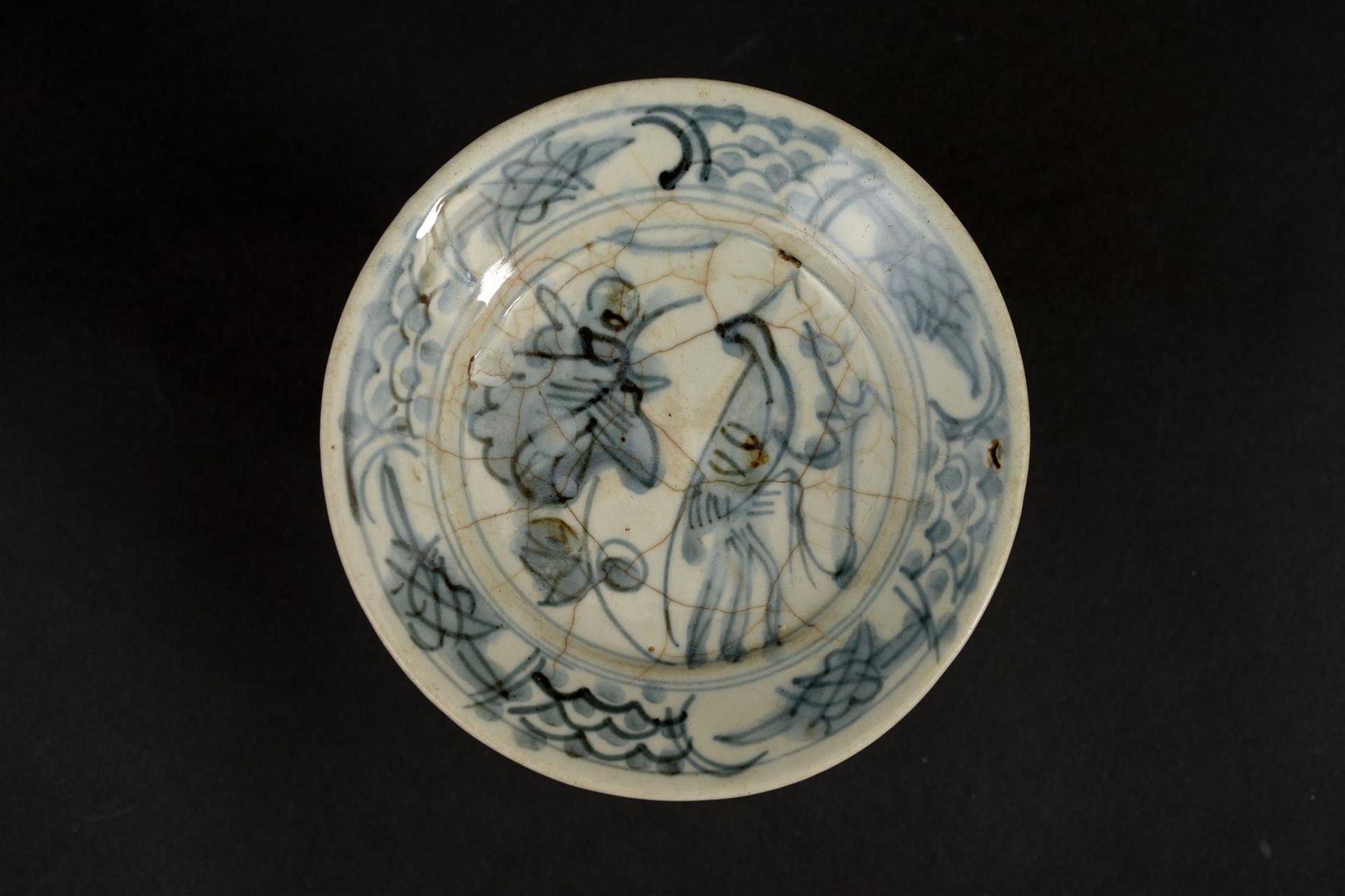 A set of four blue and white Swatow dishes, one decorated with two dragons chasing a flaming pearl - Image 10 of 11